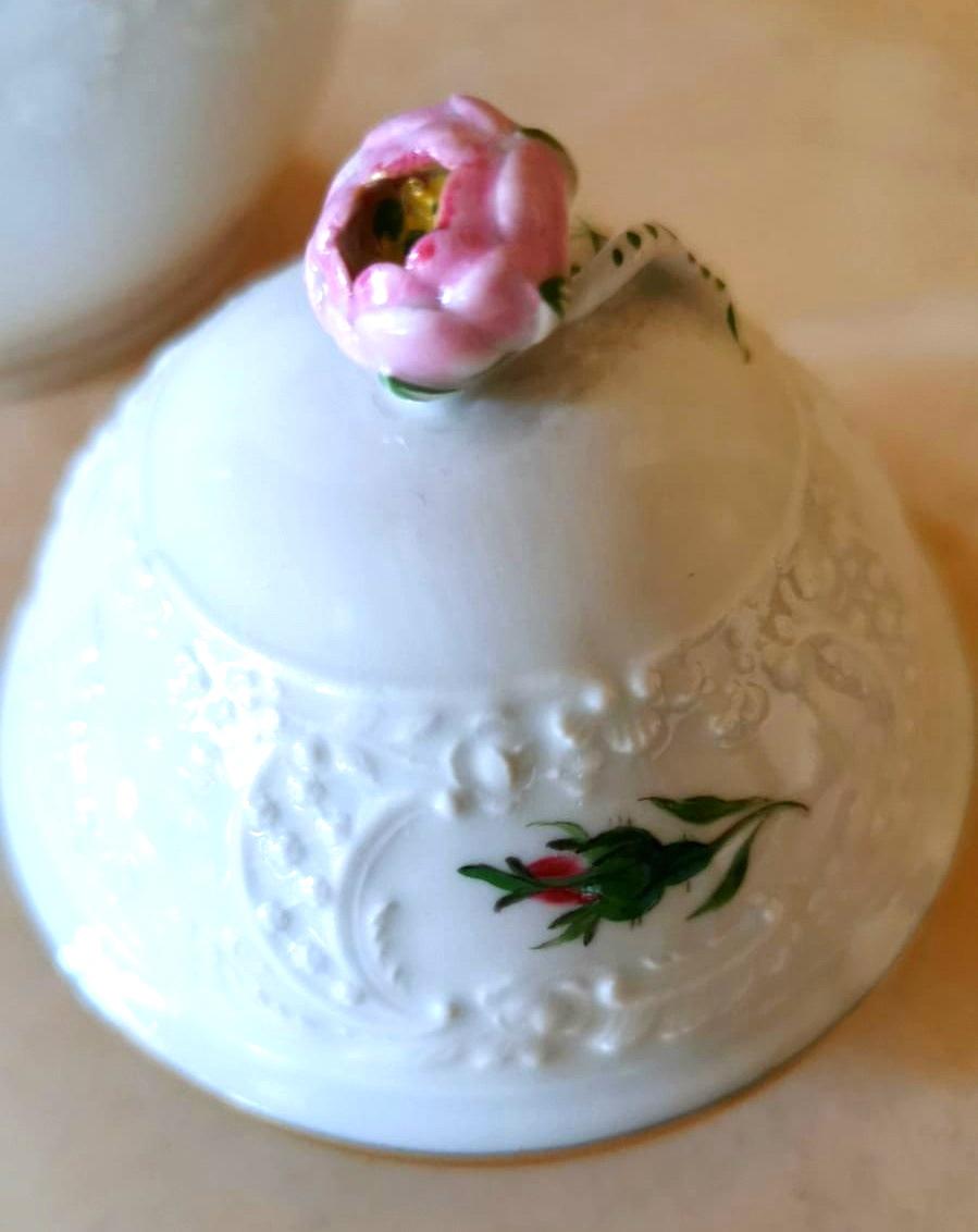 Kaffeeservice aus Meissener Porzellan mit rosa Rosen und geprägten Dekorationen '11 Tassen' (Geprägt) im Angebot