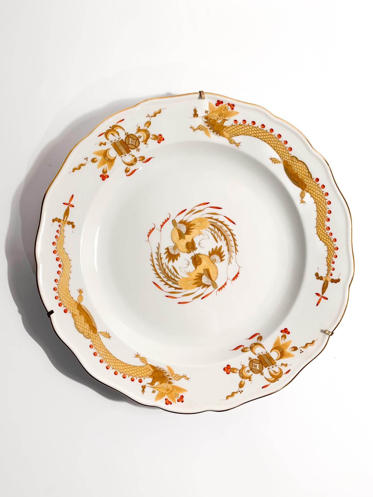Meissen porcelain plate, Neuer Ausschnitt shape, with gold Court Dragon decoration, mark 1850 - 1925. Structure available for hanging on the wall. 

Ø cm 25

Meissen Porcelain was one of the first European examples of porcelain production, due to