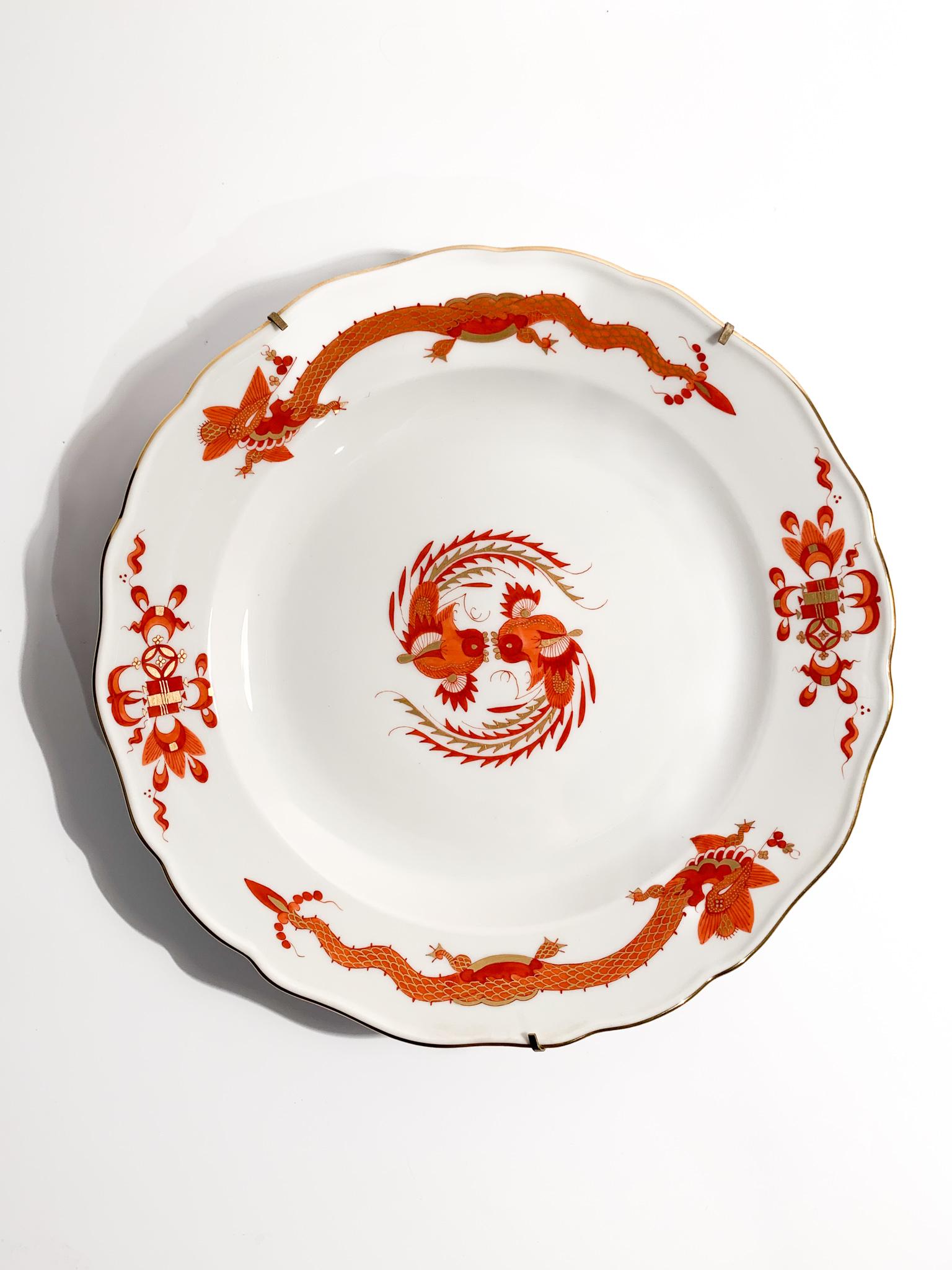 Meissen porcelain plate, Neuer Ausschnitt shape, with red Court Dragon decoration, mark 1850 - 1925. Wall hanging structure available. 

Ø cm 25

Meissen Porcelain was one of the first European examples of porcelain production, due to its