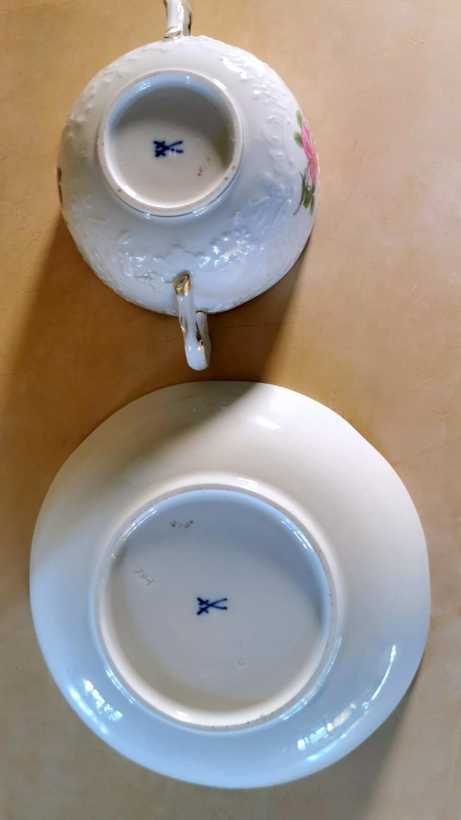 Meissener Porzellan, seltene Rosenbrot-Tasse, Service und geprägte Dekorationen, 12 Tassen im Angebot 4