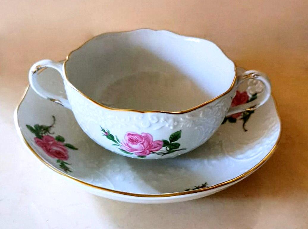 Meissener Porzellan, seltene Rosenbrot-Tasse, Service und geprägte Dekorationen, 12 Tassen (Biedermeier) im Angebot