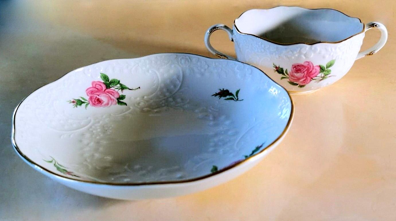 Peint à la main Service de 12 tasses en porcelaine de Meissen en forme de broche de rose rare et décorations en relief en vente
