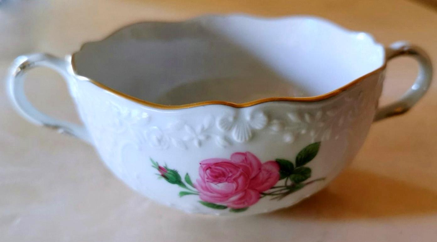 Porcelaine Service de 12 tasses en porcelaine de Meissen en forme de broche de rose rare et décorations en relief en vente