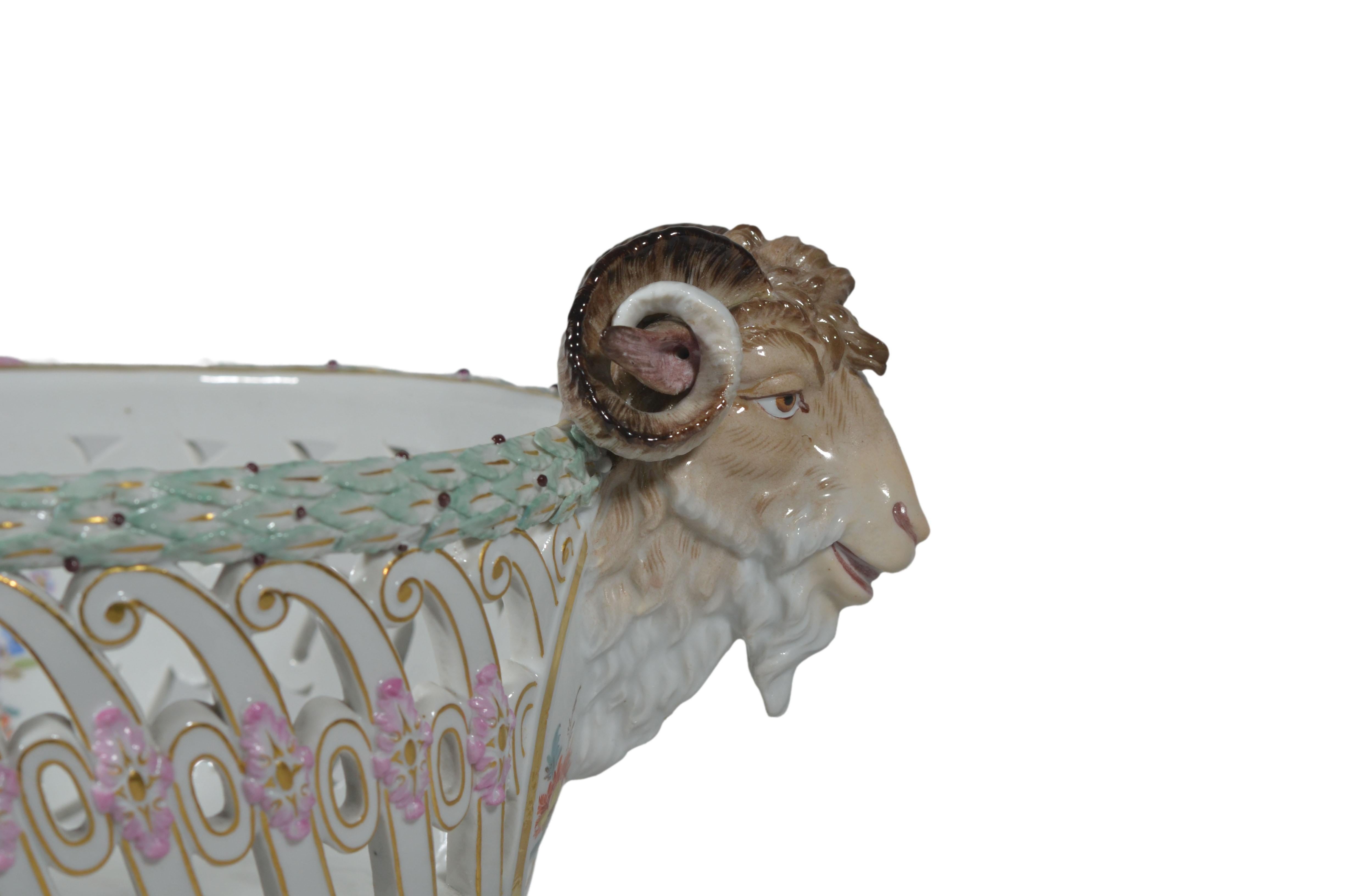 Meissen Porcelain Reticulated Centerpiece with Rams Heads Handles & Wreath Border en venta 2