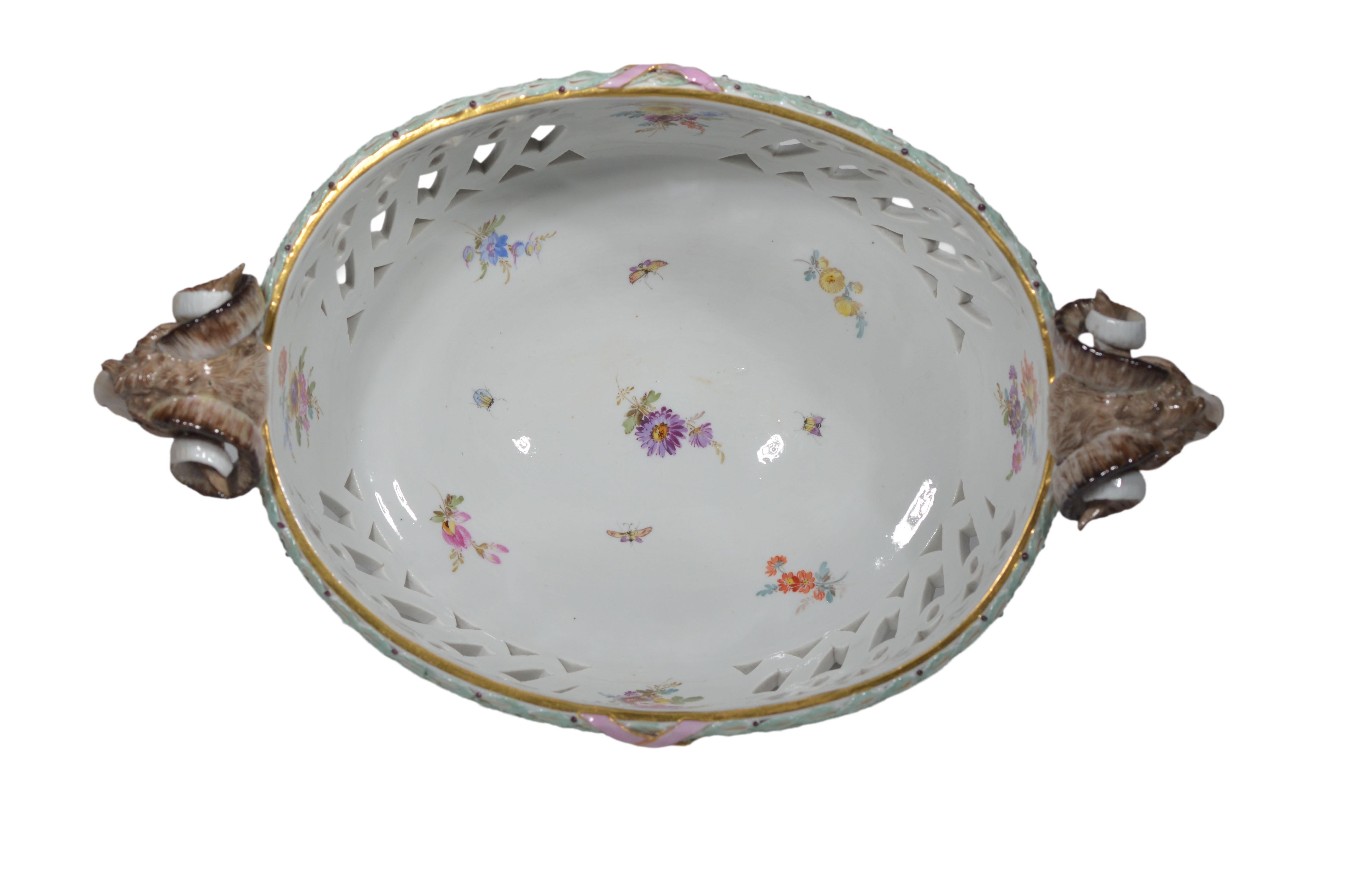 Meissen Porcelain Reticulated Centerpiece with Rams Heads Handles & Wreath Border en venta 4