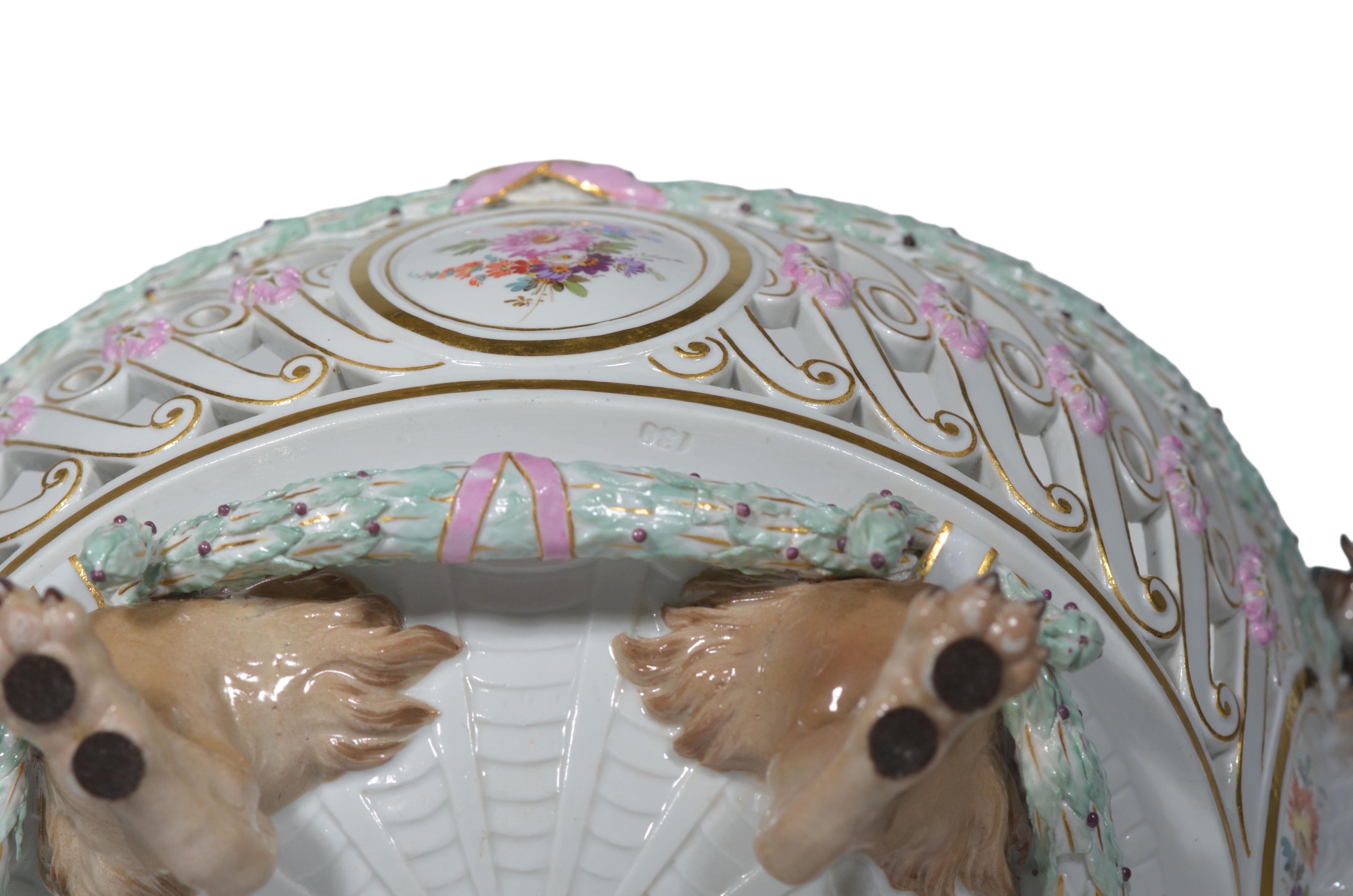 Meissen Porcelain Reticulated Centerpiece with Rams Heads Handles & Wreath Border en venta 5
