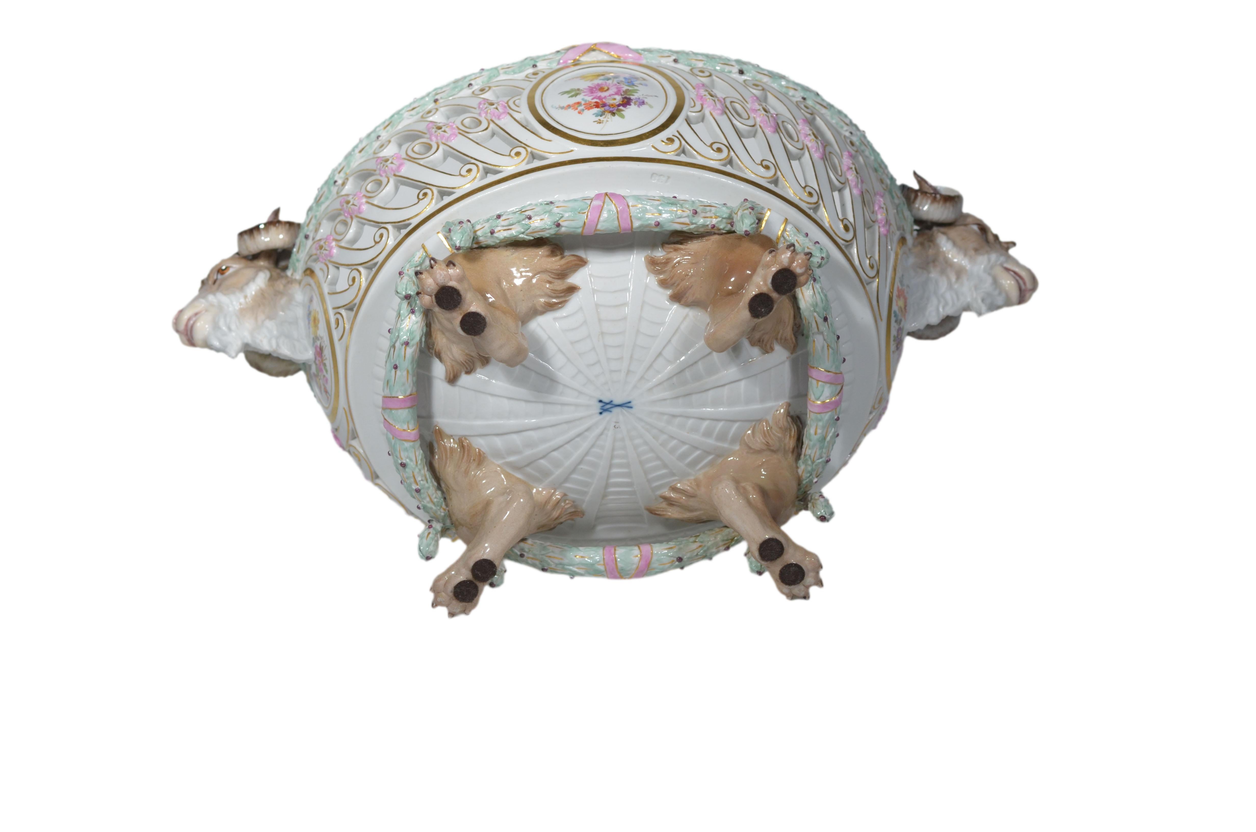 Meissen Porcelain Reticulated Centerpiece with Rams Heads Handles & Wreath Border en venta 6
