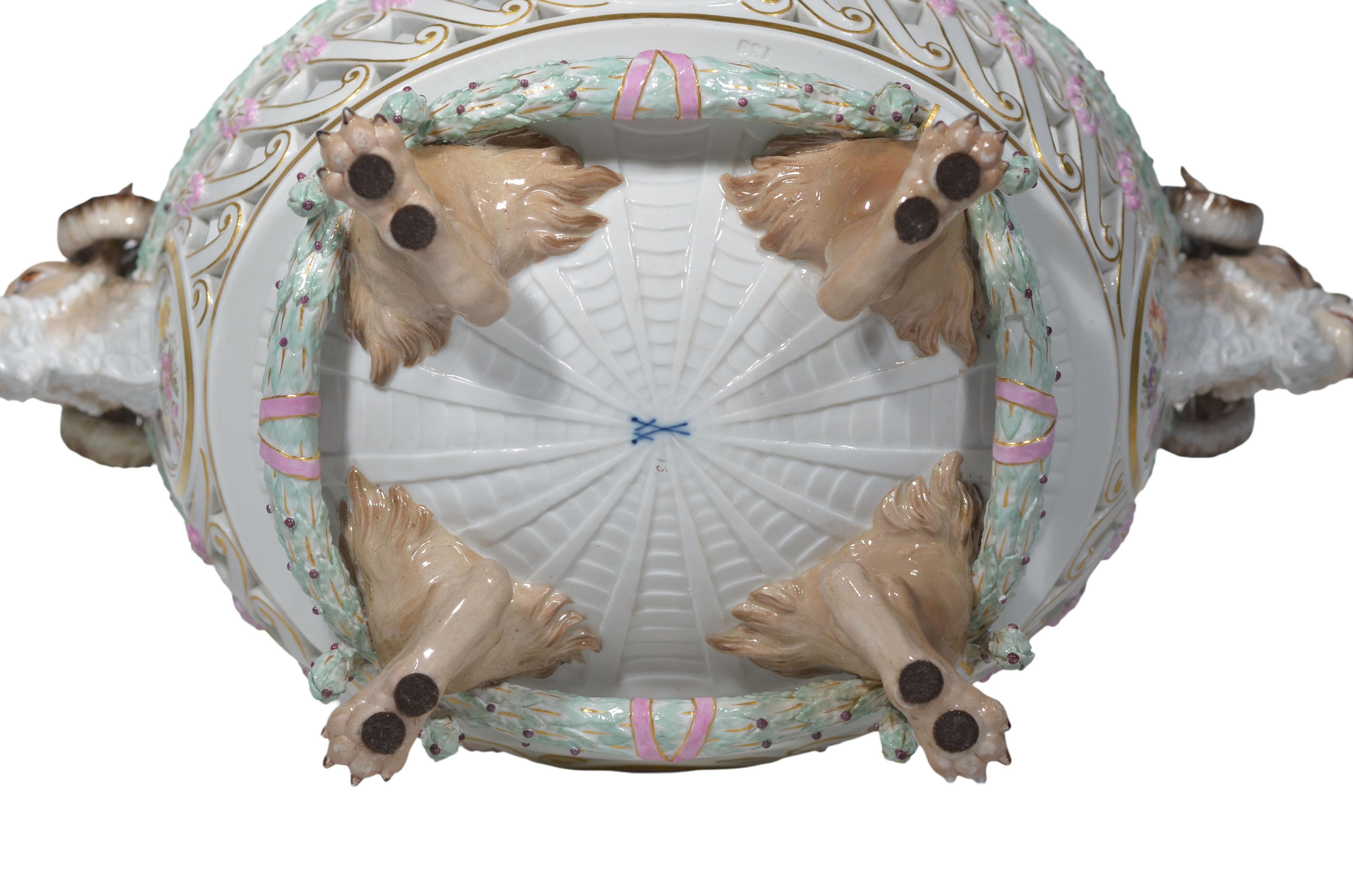 Meissen Porcelain Reticulated Centerpiece with Rams Heads Handles & Wreath Border en venta 7