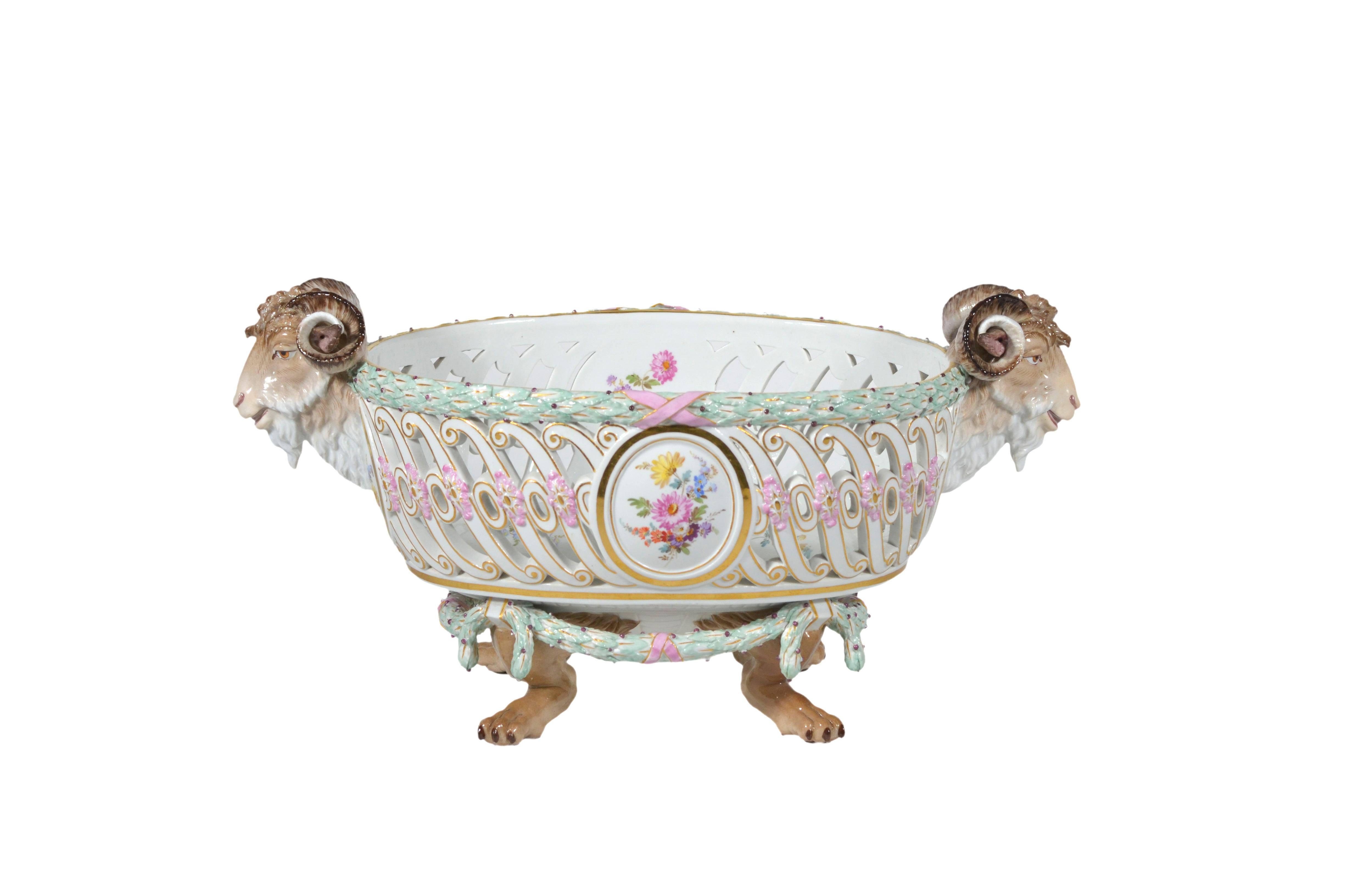 Meissen Porcelain Reticulated Centerpiece with Rams Heads Handles & Wreath Border Rococó en venta