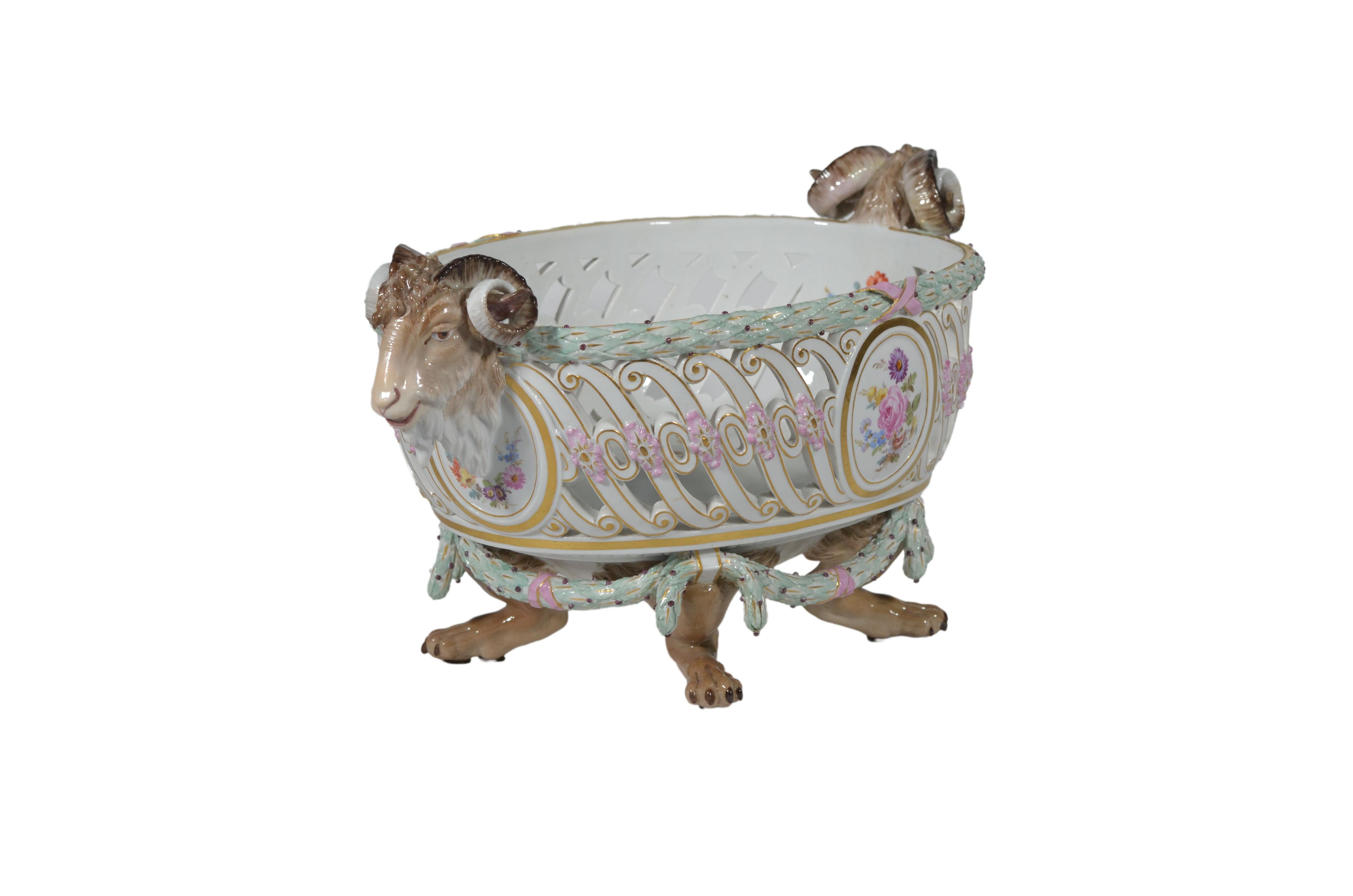 Meissen Porcelain Reticulated Centerpiece with Rams Heads Handles & Wreath Border Alemán en venta