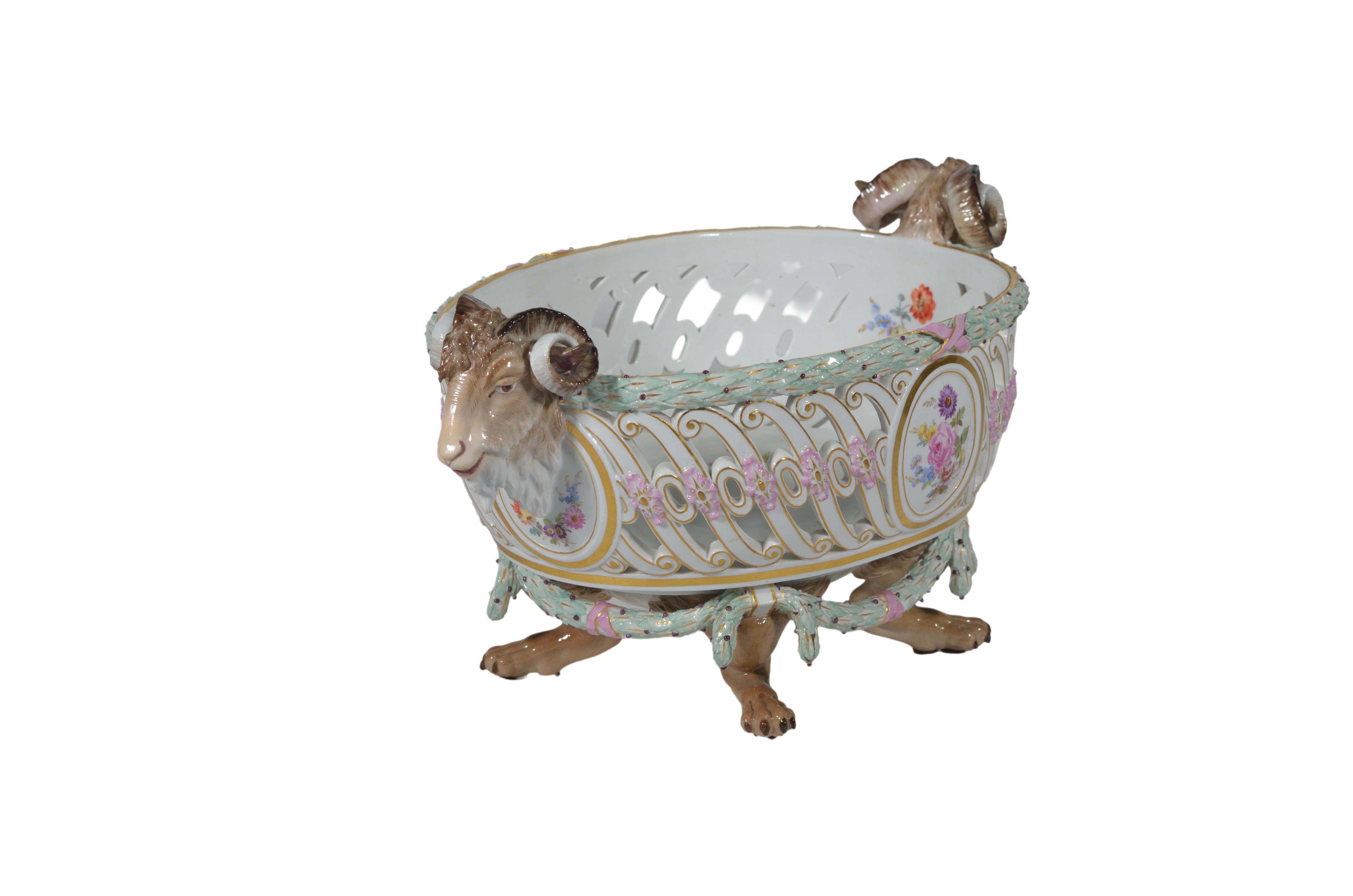 Meissen Porcelain Reticulated Centerpiece with Rams Heads Handles & Wreath Border Tallado a mano en venta