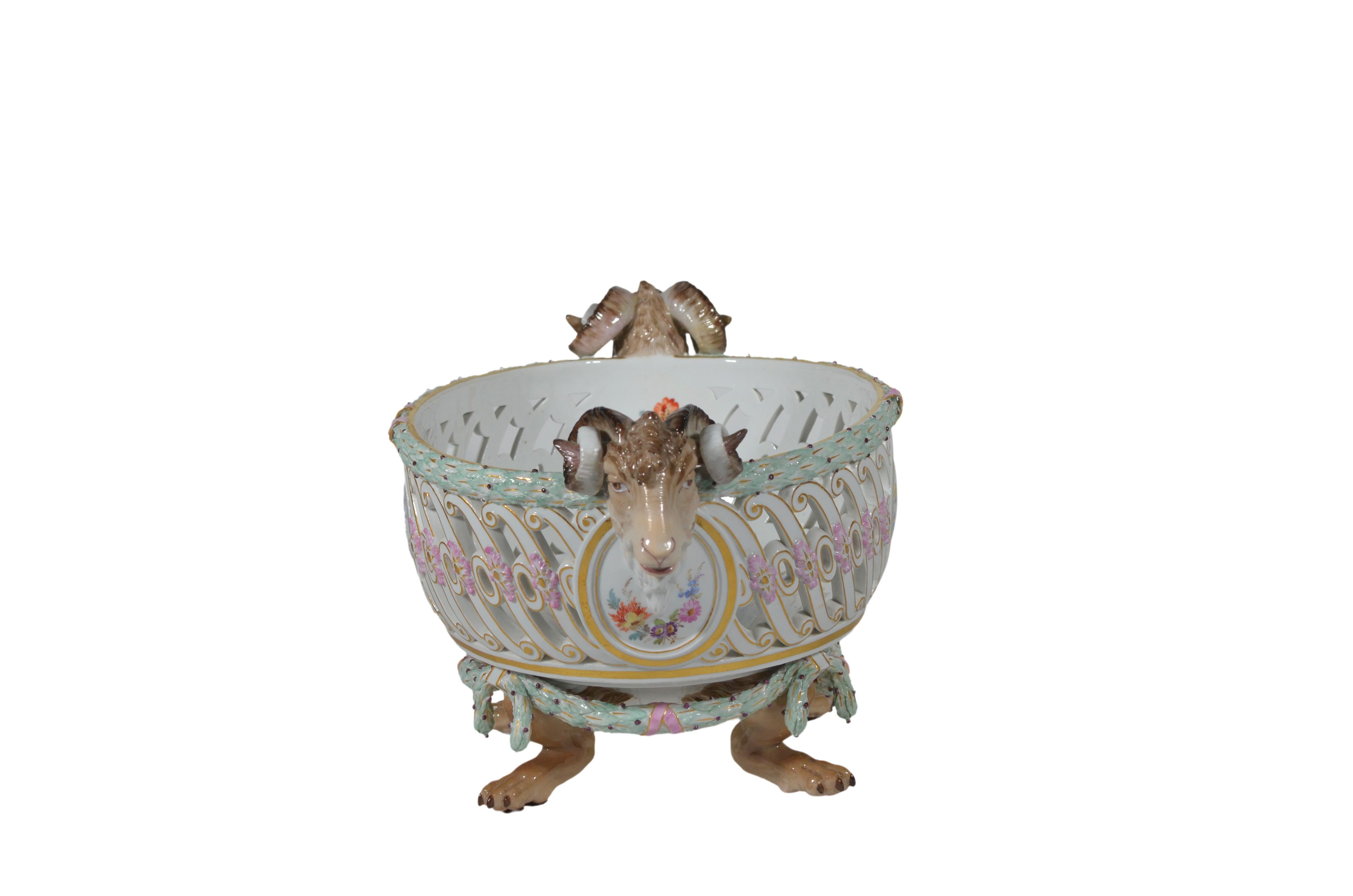 Meissen Porcelain Reticulated Centerpiece with Rams Heads Handles & Wreath Border en Bueno estado para la venta en New York, NY