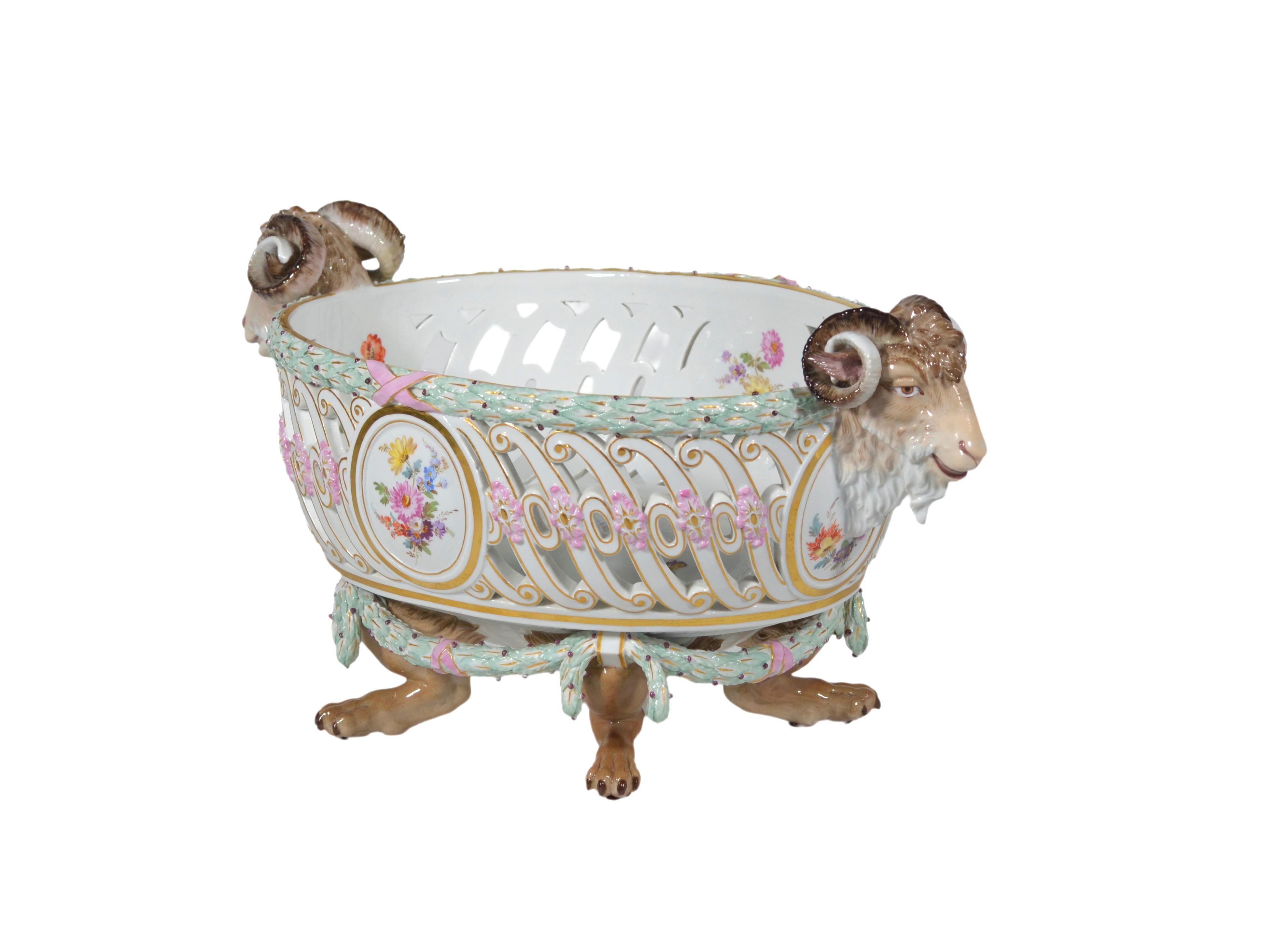 Meissen Porcelain Reticulated Centerpiece with Rams Heads Handles & Wreath Border Fines del siglo XIX en venta