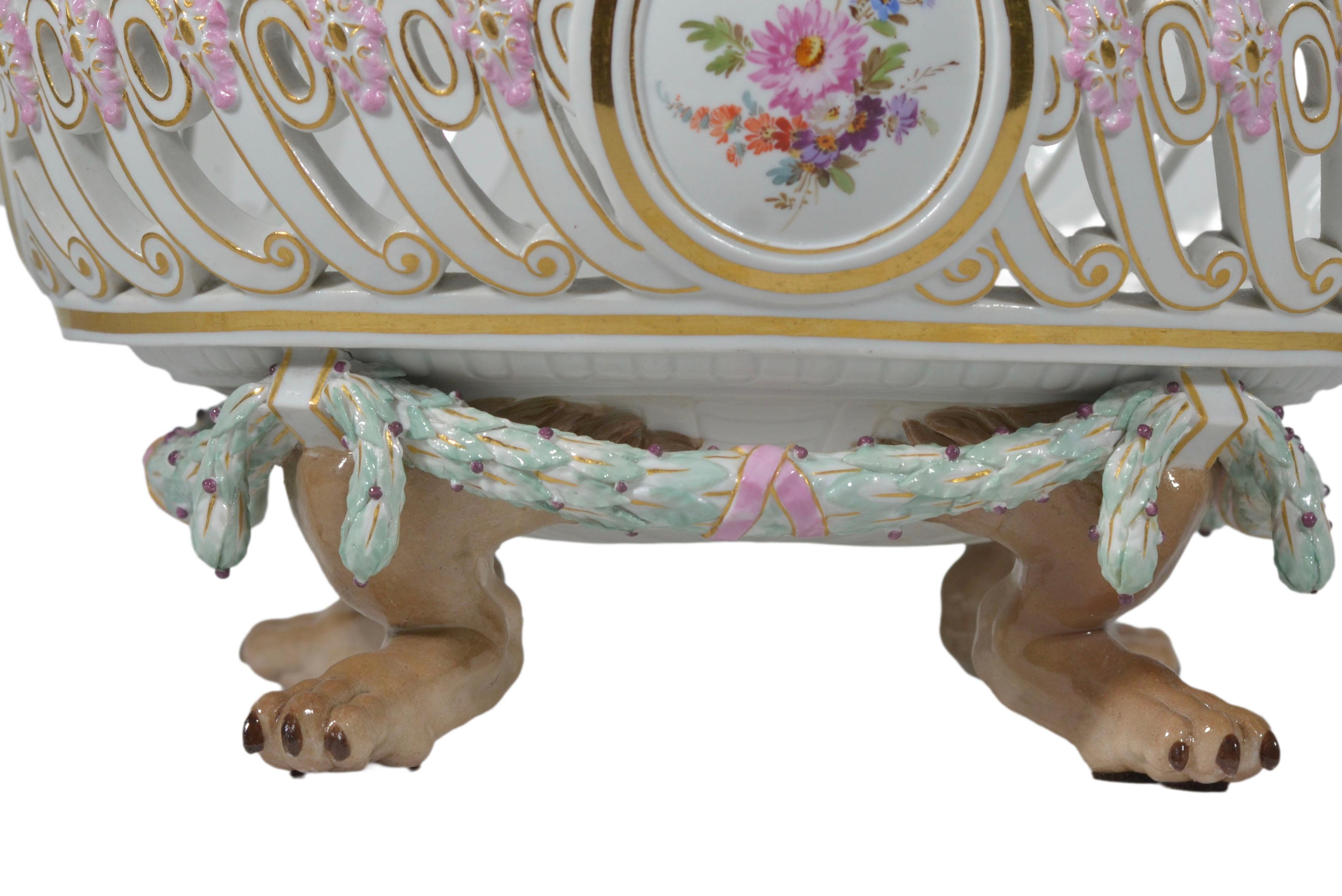 Meissen Porcelain Reticulated Centerpiece with Rams Heads Handles & Wreath Border Porcelana en venta