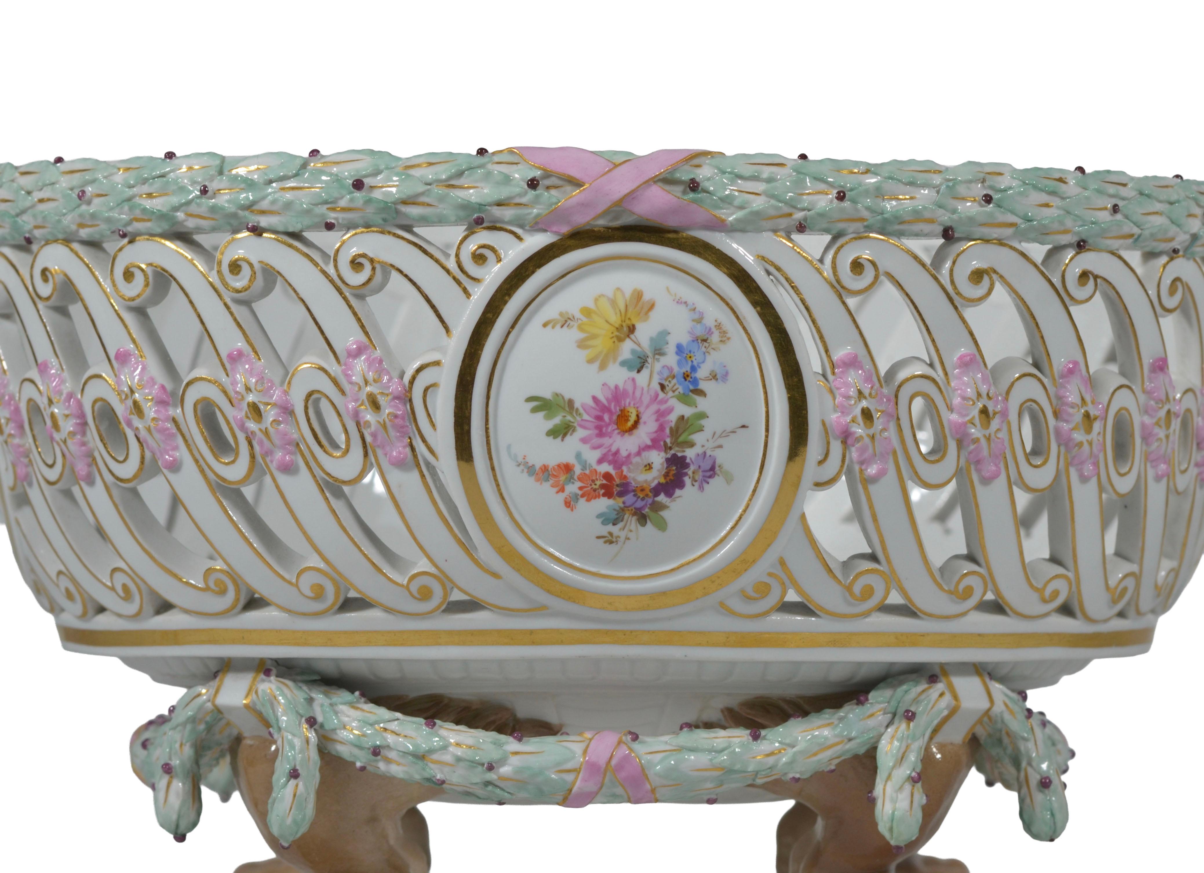 Meissen Porcelain Reticulated Centerpiece with Rams Heads Handles & Wreath Border en venta 1