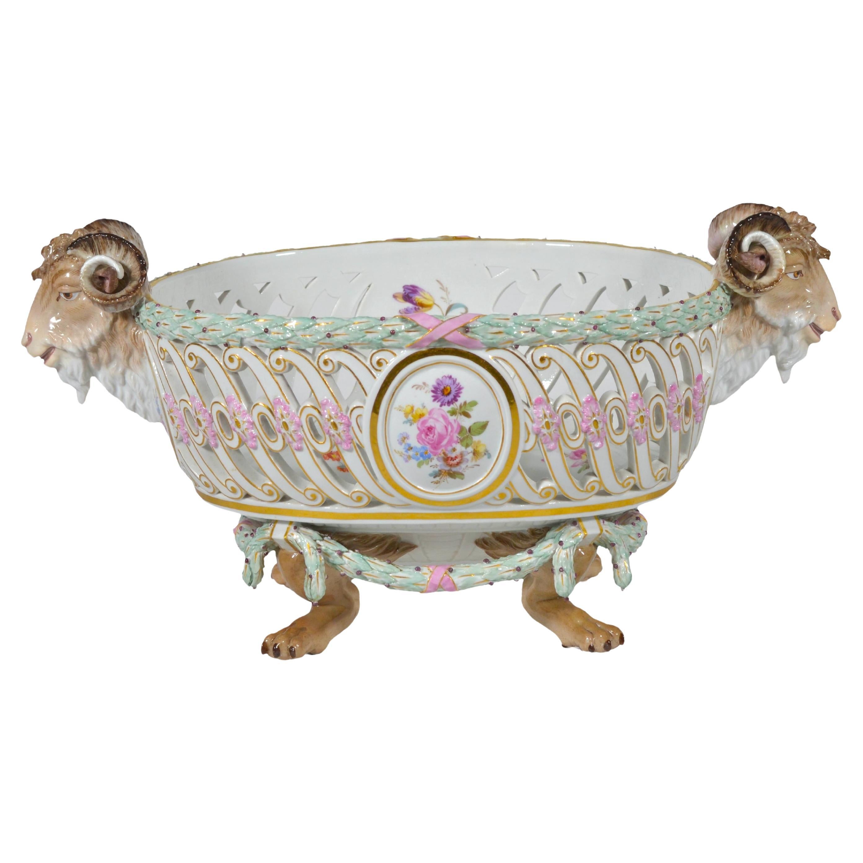 Meissen Porcelain Reticulated Centerpiece with Rams Heads Handles & Wreath Border en venta