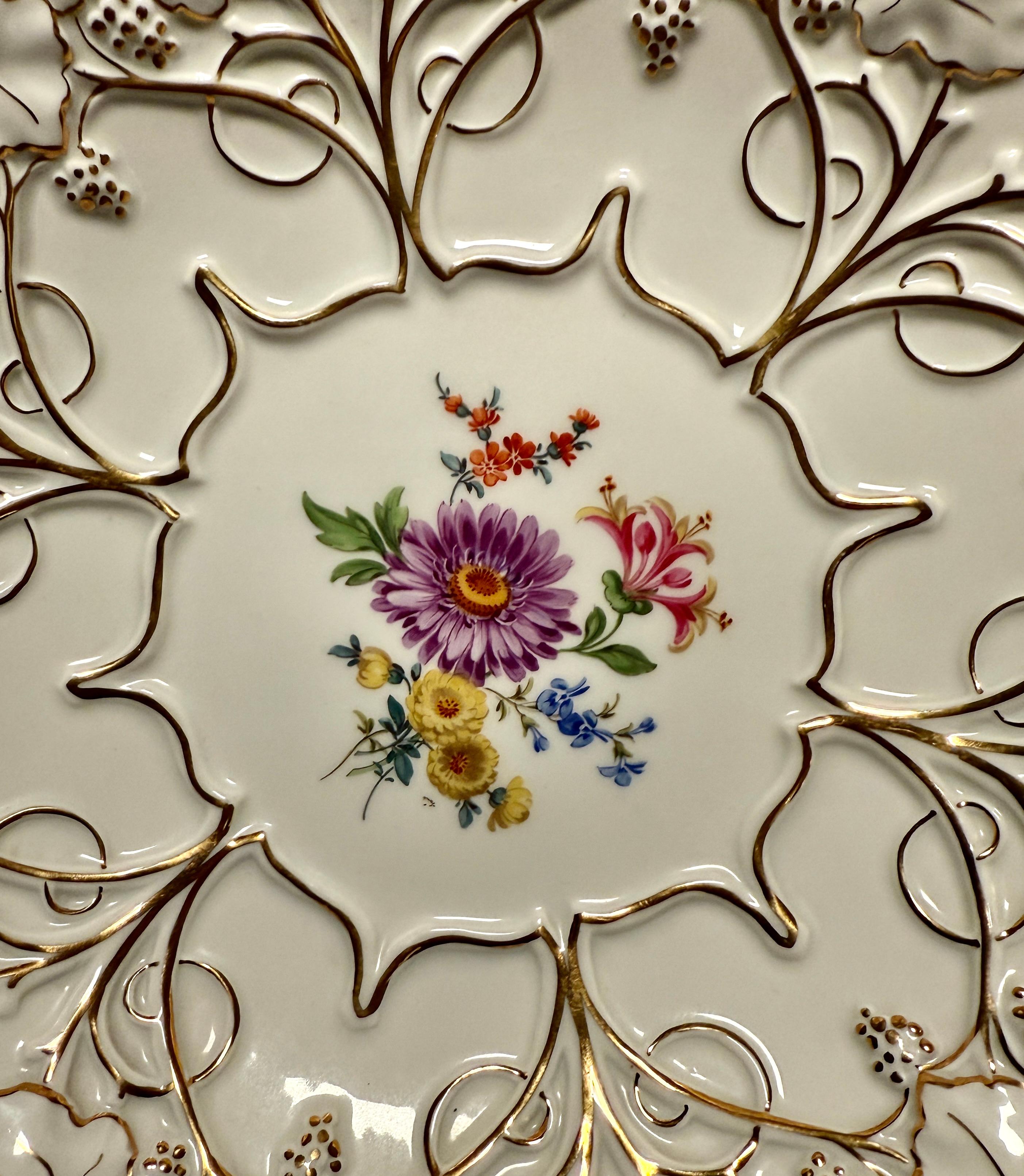 Néo-rococo Assiette réticulée en porcelaine de Meissen avec motifs floraux peints à la main et dorés en vente
