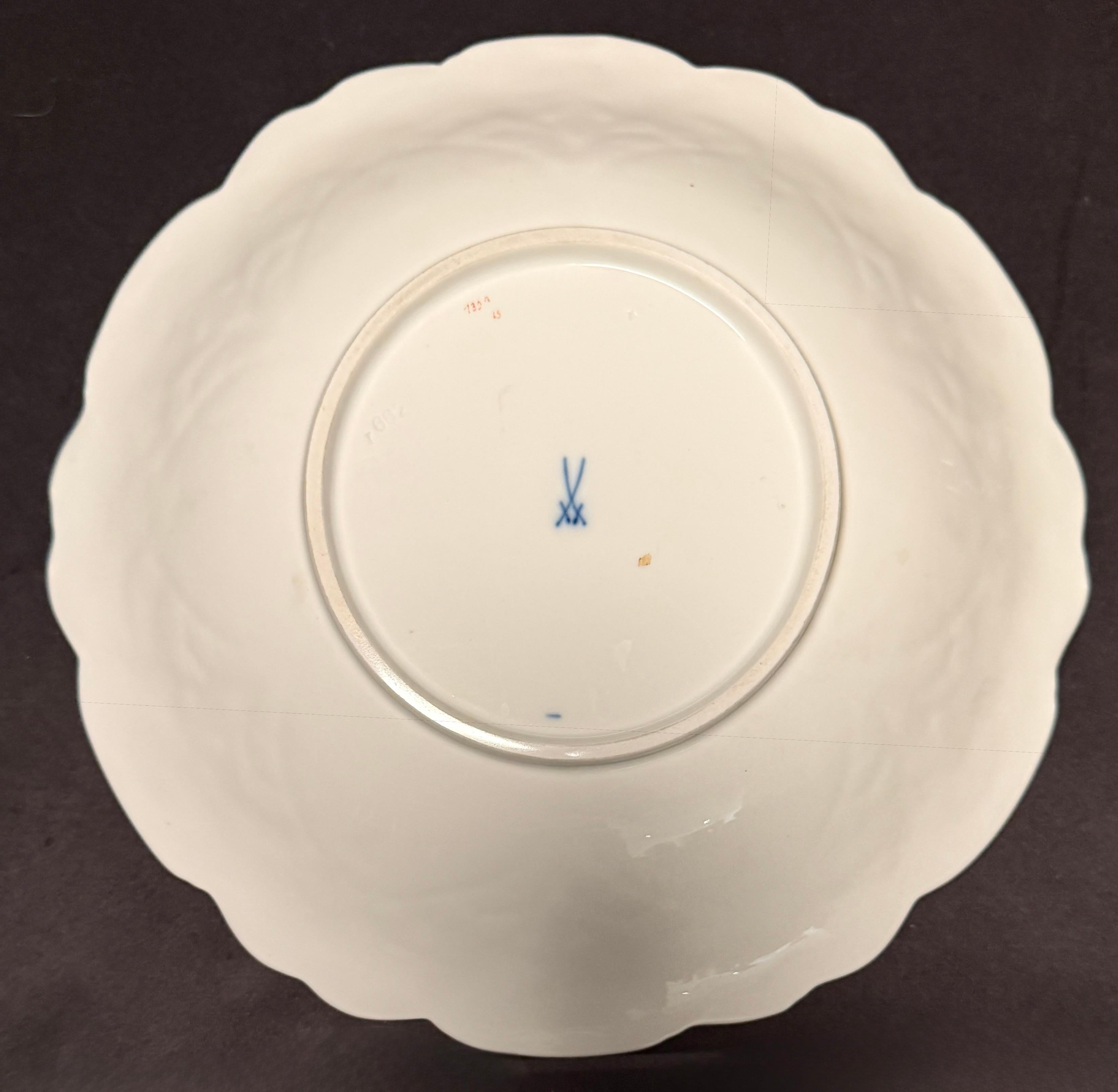 Doré Assiette réticulée en porcelaine de Meissen avec motifs floraux peints à la main et dorés en vente