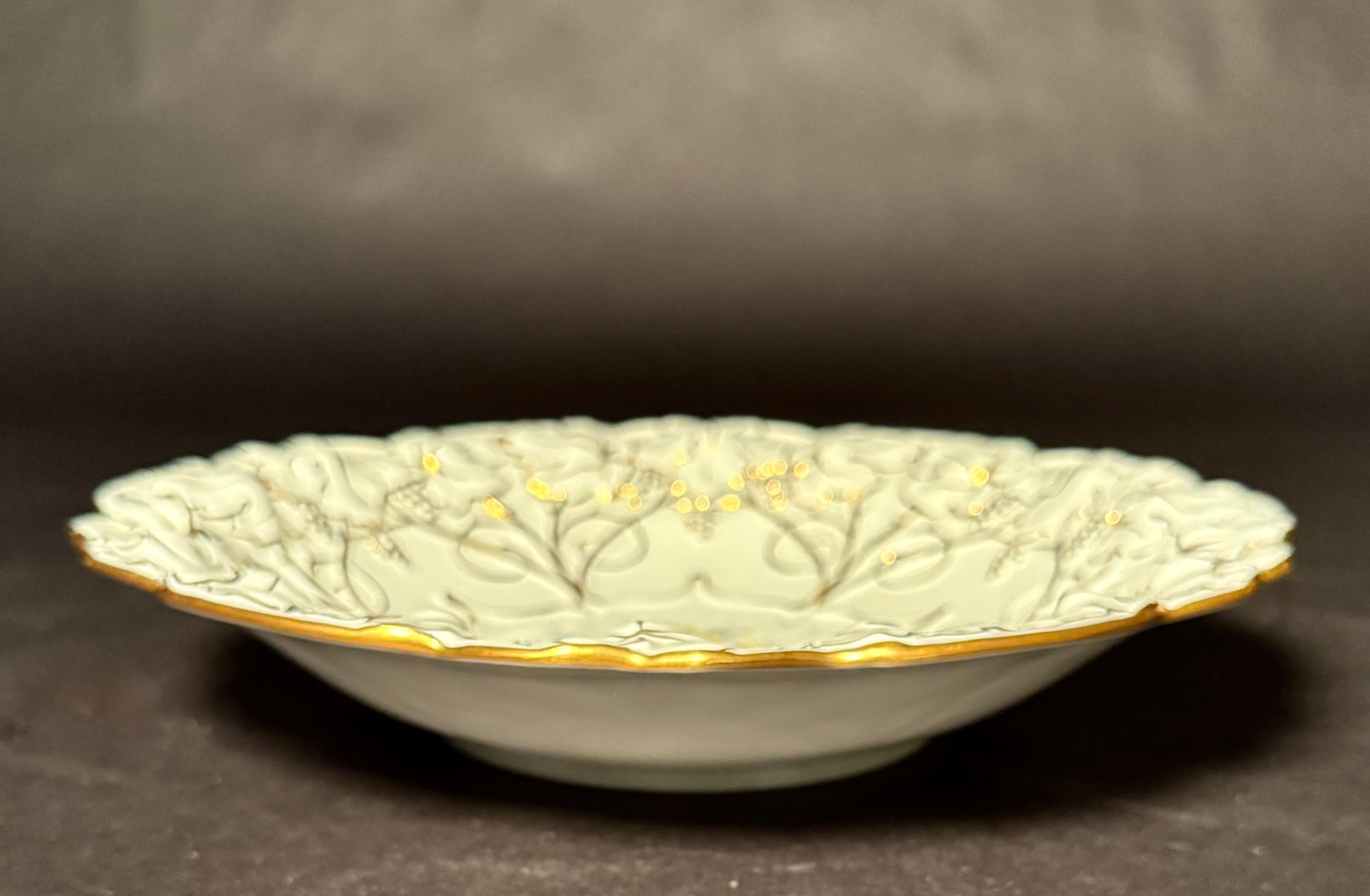 Assiette réticulée en porcelaine de Meissen avec motifs floraux peints à la main et dorés Bon état - En vente à Norwood, NJ
