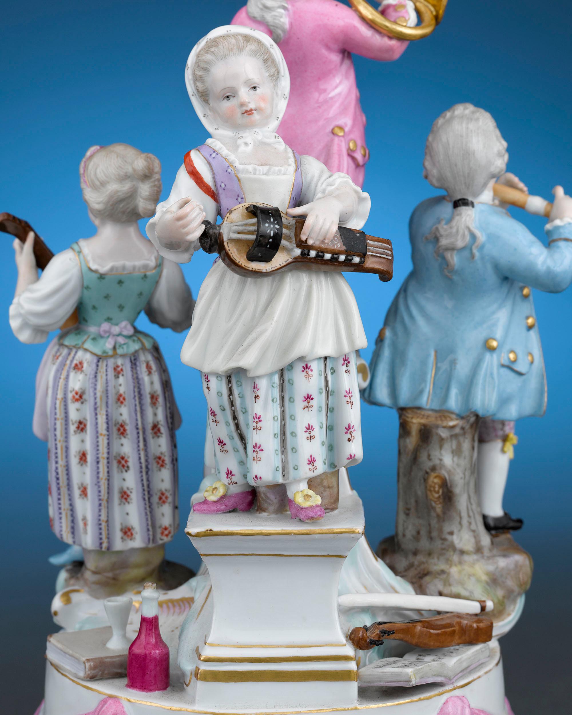 Dieses charmante Figurenpaar aus Meissener Porzellan zelebriert die Essenz der Revelry. Diese fröhlichen Gruppen, die von dem berühmten Johann Joachim Kändler auf Sockeln von Peter Reinicke um 1767 modelliert wurden, zeigen Musikanten, die mit Horn,