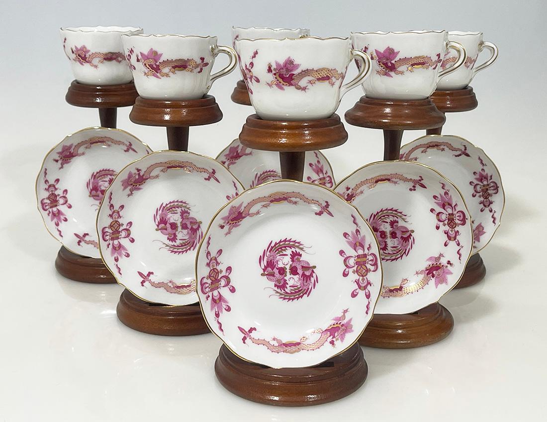Tazze e piattini Rich Court Dragon di Meissen Porcelain, Germania 1960

Tazze e piattini di Meissen Porcelain in scatola con il motivo Rich Court Dragon.
Le sei tazze e i piattini in porcellana hanno una forma curva, bordi dorati, rosa e viola con