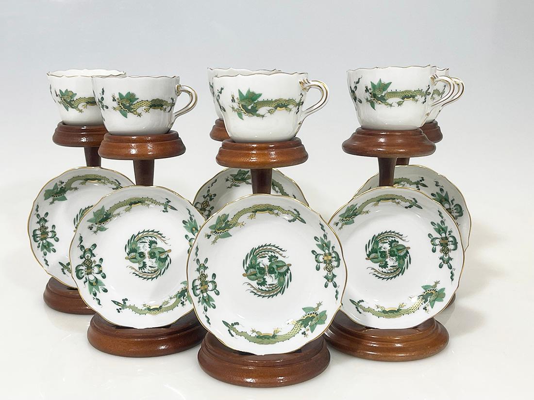 Tazze e piattini Rich Court Dragon di Meissen Porcelain, Germania 1960

Tazze e piattini di Meissen Porcelain in scatola con il motivo Rich Court Dragon.
Le sei tazze e i piattini in porcellana hanno una forma curva, bordi dorati, verde con draghi