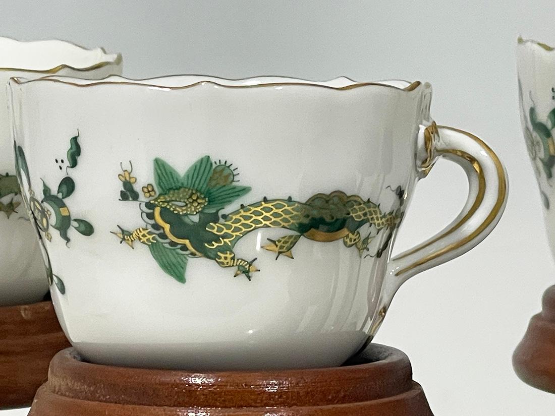 XX secolo Tazze e piattini Rich Court Dragon di Meissen Porcelain, Germania 1960 in vendita
