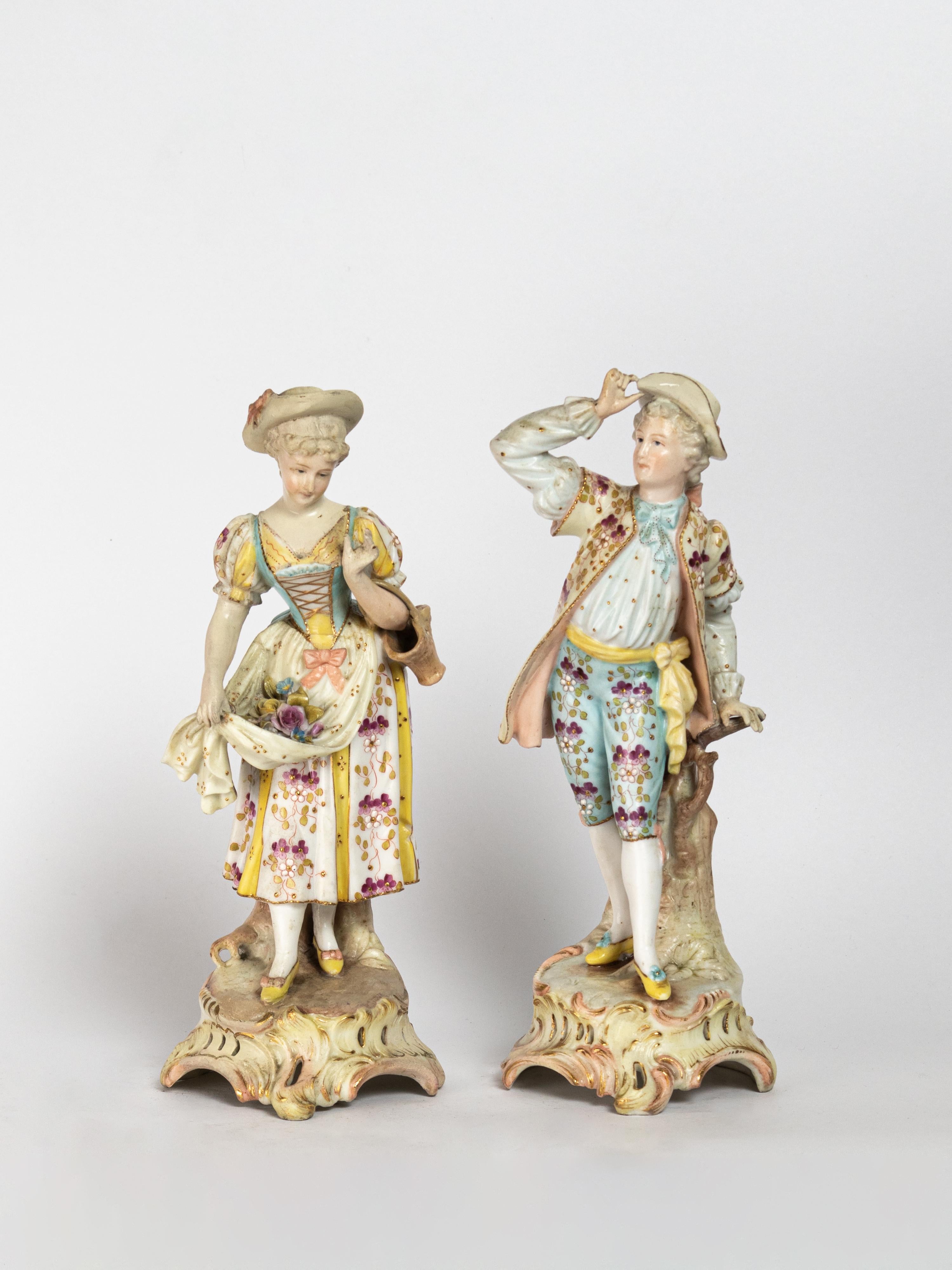 Ein Paar Meissener Porzellanfiguren aus dem 19. Jahrhundert im Stil des Rokoko-Revivals, die ein romantisches Paar in Blumenkostümen darstellen.

Diese fein detaillierten polychromen Porzellanfiguren fangen die Eleganz und den Charme der Balzszenen