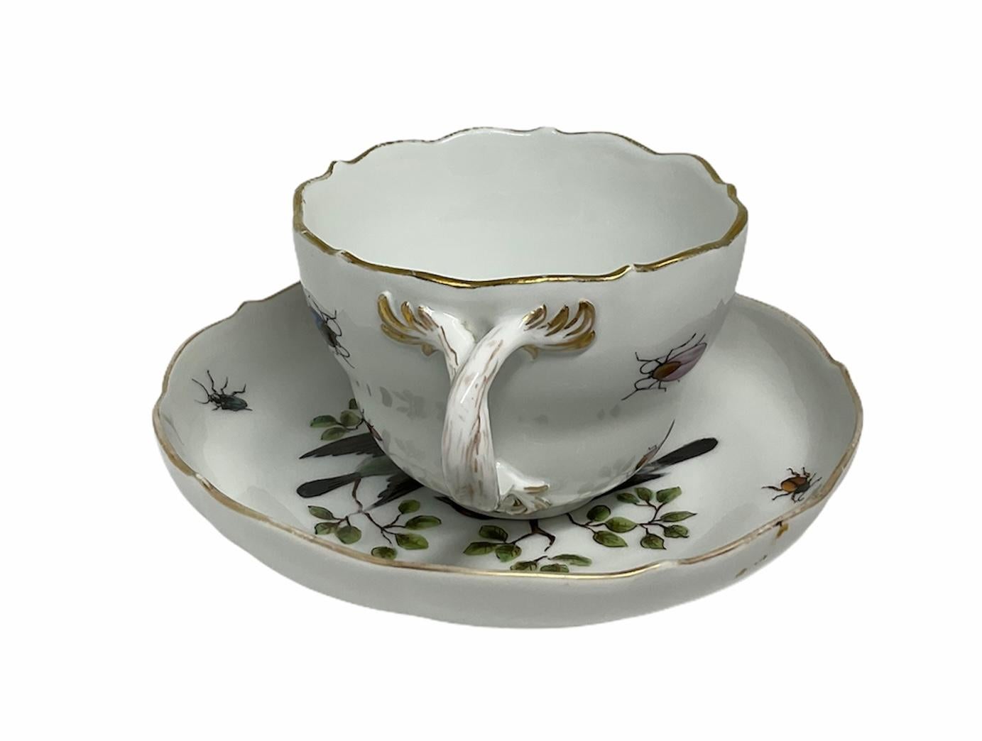 Set aus Tasse und Untertasse aus Meissener Porzellan mit Rothschild-Muster und Vögeln (Deutsch) im Angebot
