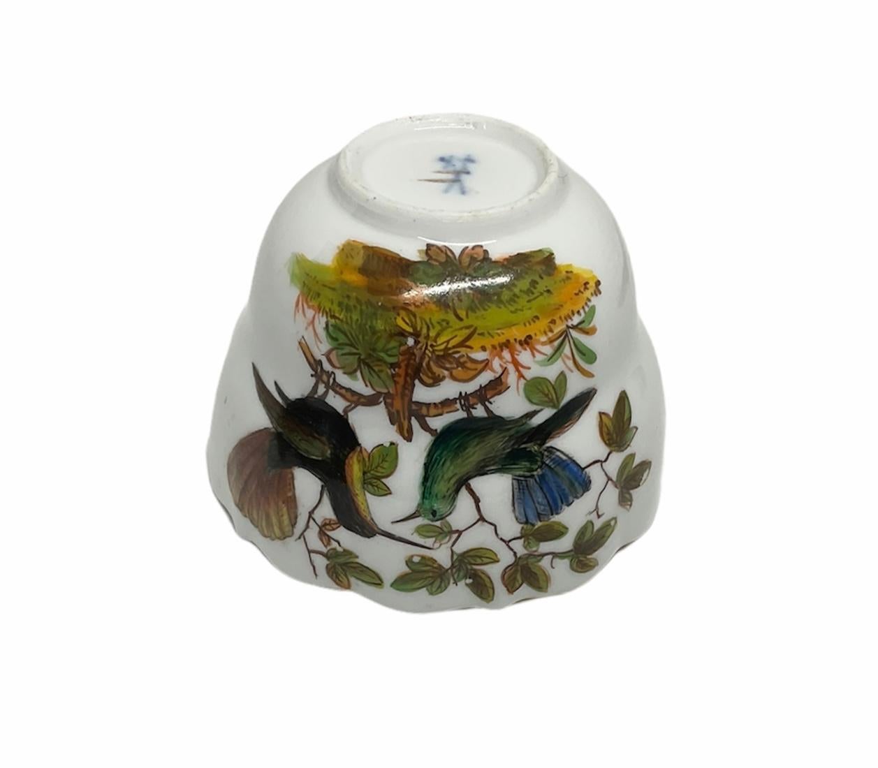 Set aus Tasse und Untertasse aus Meissener Porzellan mit Rothschild-Muster und Vögeln im Angebot 1