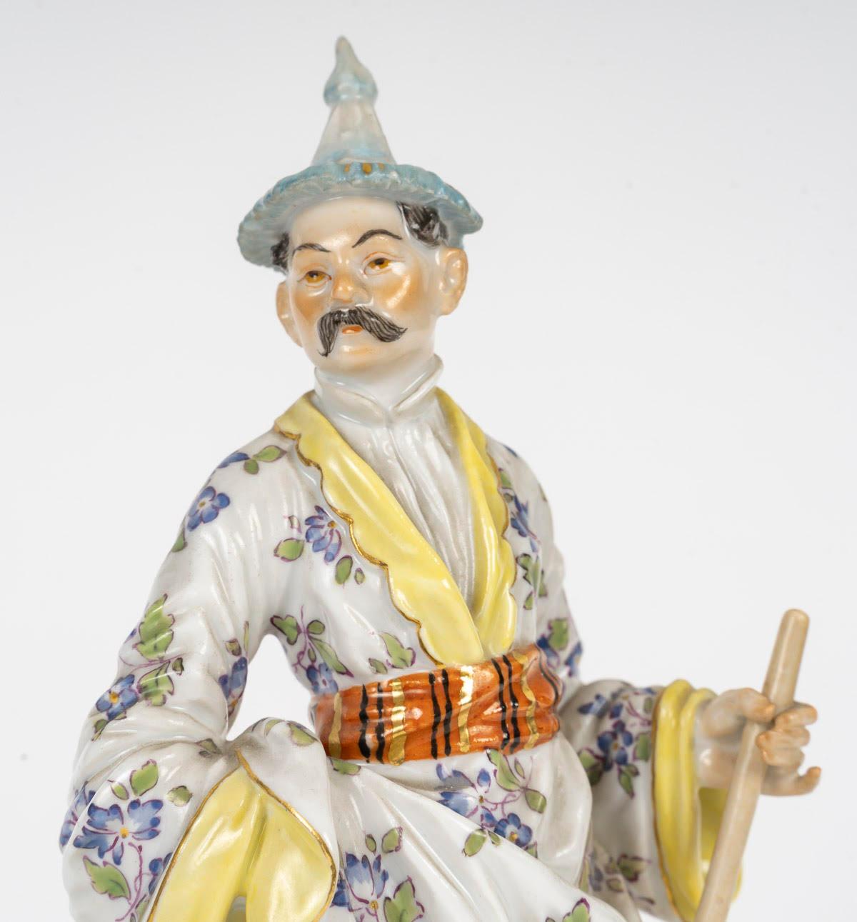 Scultura in porcellana di Meissen, stile XIX secolo, XX secolo.

Scultura di Meissen Porcelain raffigurante un uomo cinese in abiti tradizionali, XX secolo, stile XIX secolo.
H. 17cm, P. 6cm
