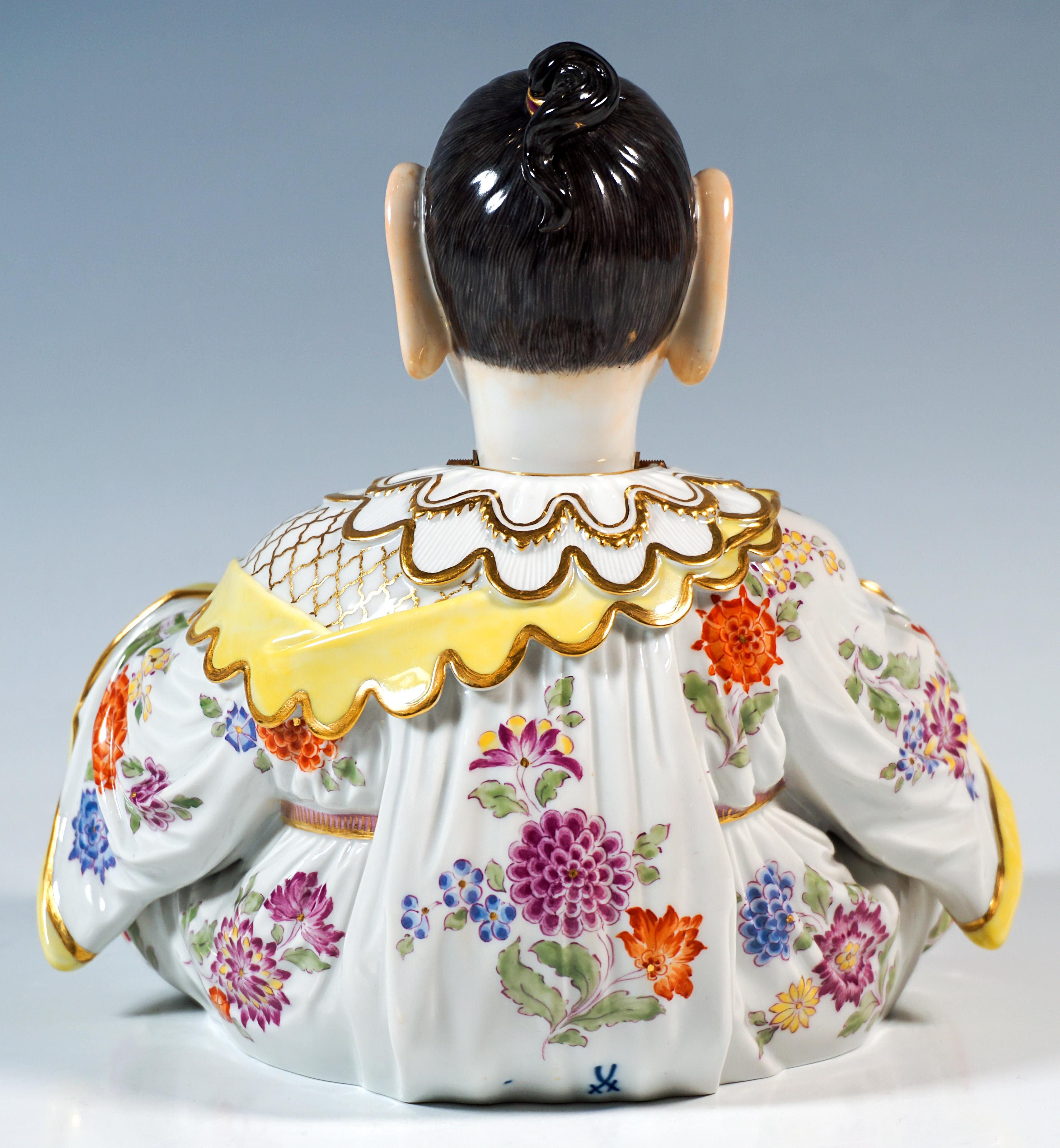 Baroque Bouddha assis en porcelaine de Meissen dans une pagode frétillante, par Kaendler, milieu du 20e siècle en vente