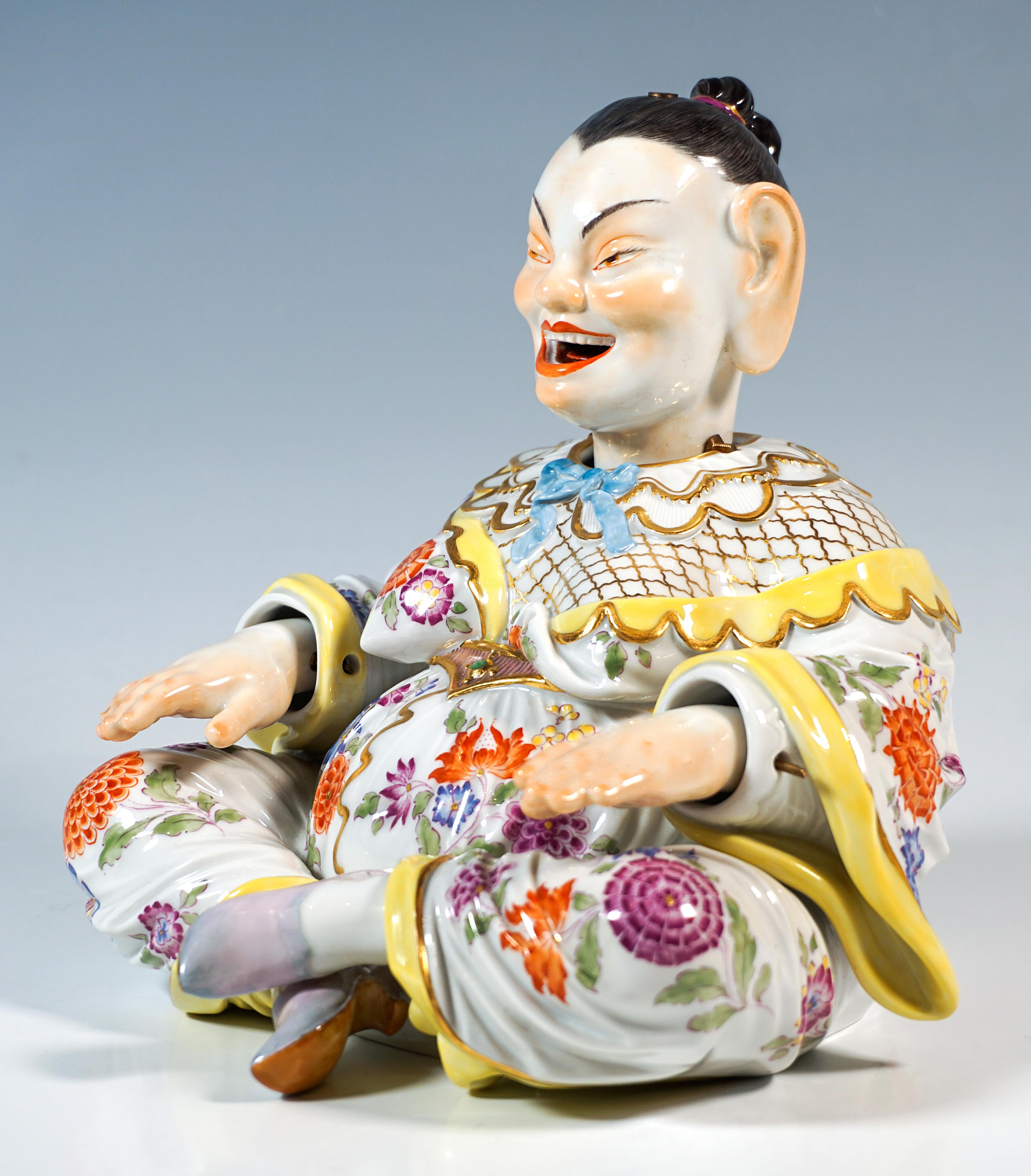 Allemand Bouddha assis en porcelaine de Meissen dans une pagode frétillante, par Kaendler, milieu du 20e siècle en vente