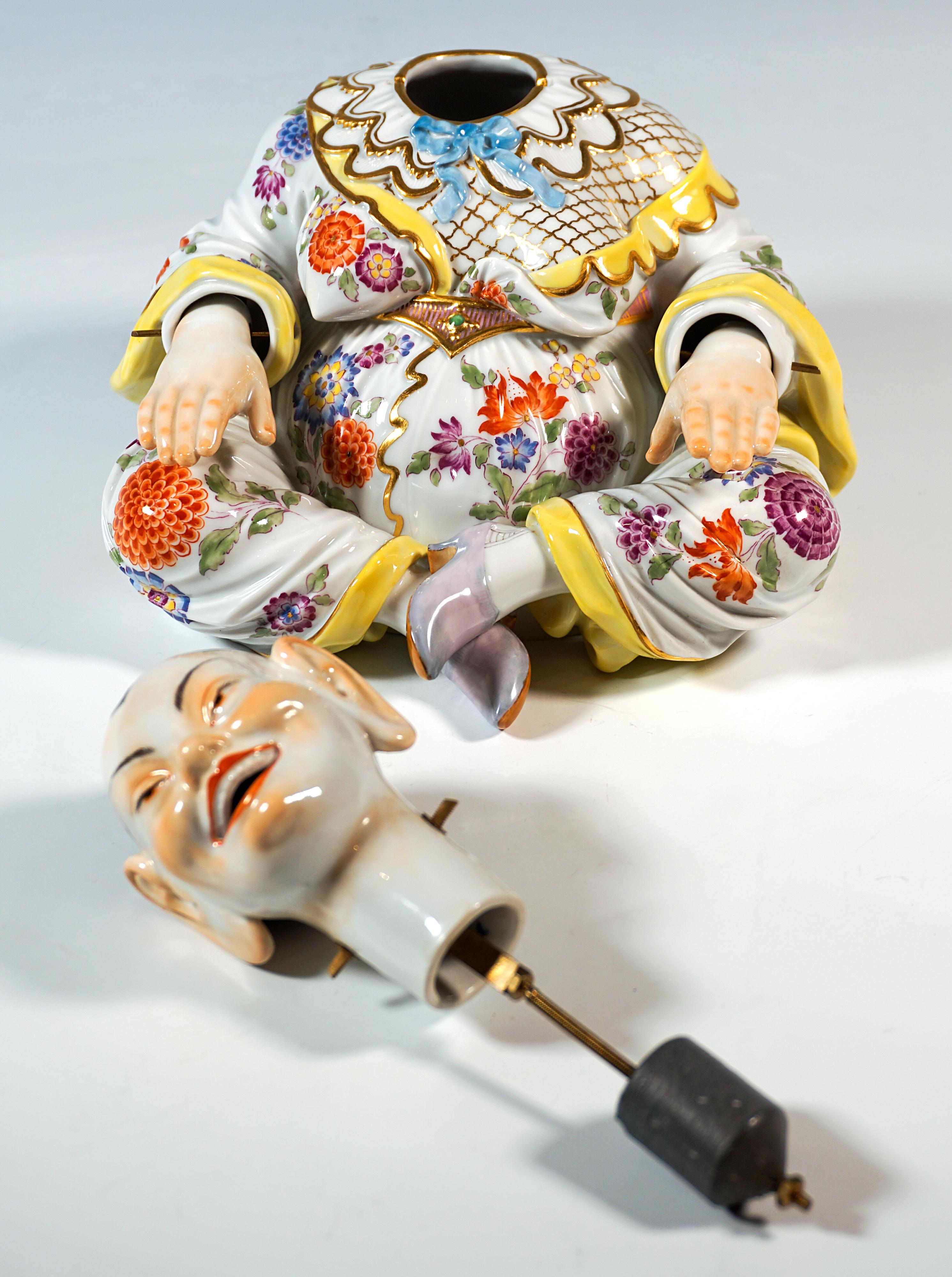 Fait main Bouddha assis en porcelaine de Meissen dans une pagode frétillante, par Kaendler, milieu du 20e siècle en vente