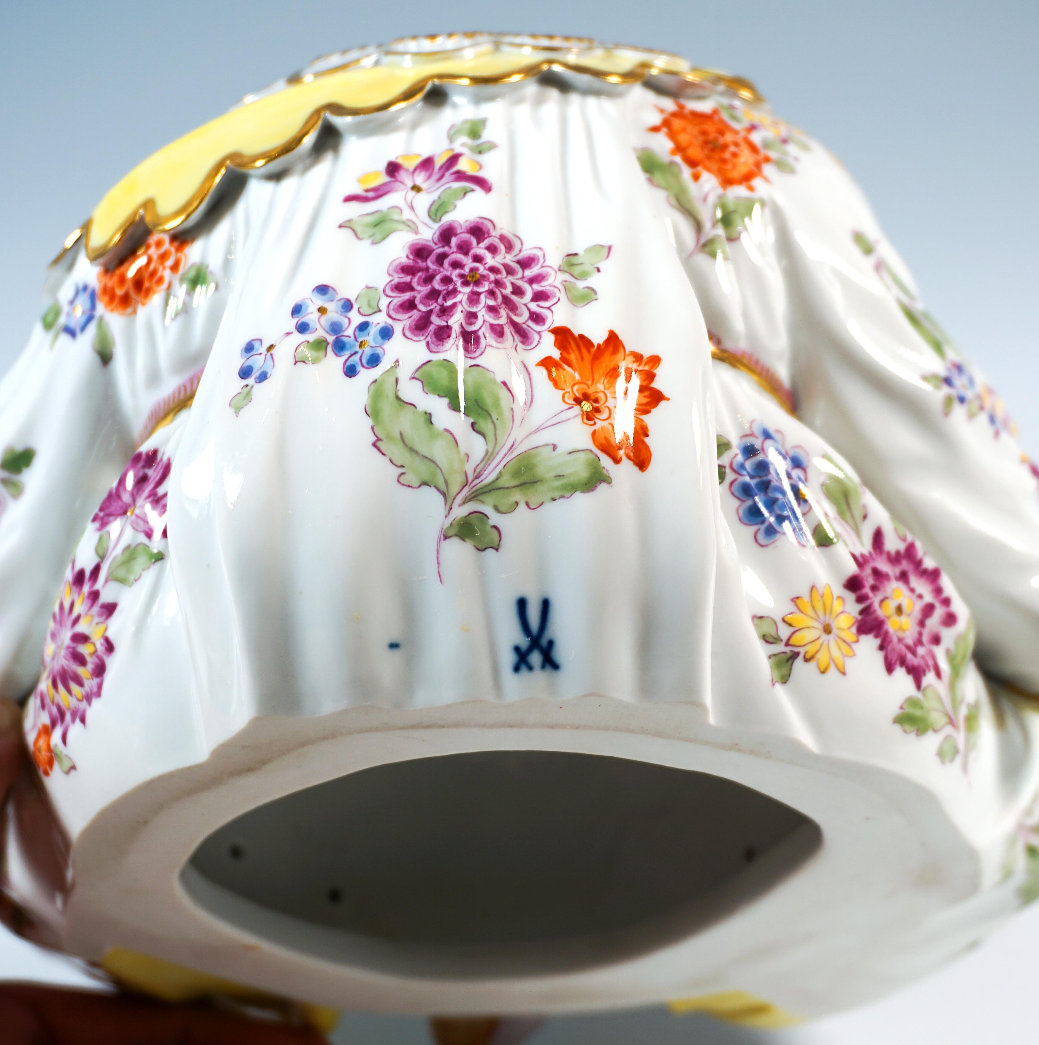 Bouddha assis en porcelaine de Meissen dans une pagode frétillante, par Kaendler, milieu du 20e siècle Bon état - En vente à Vienna, AT