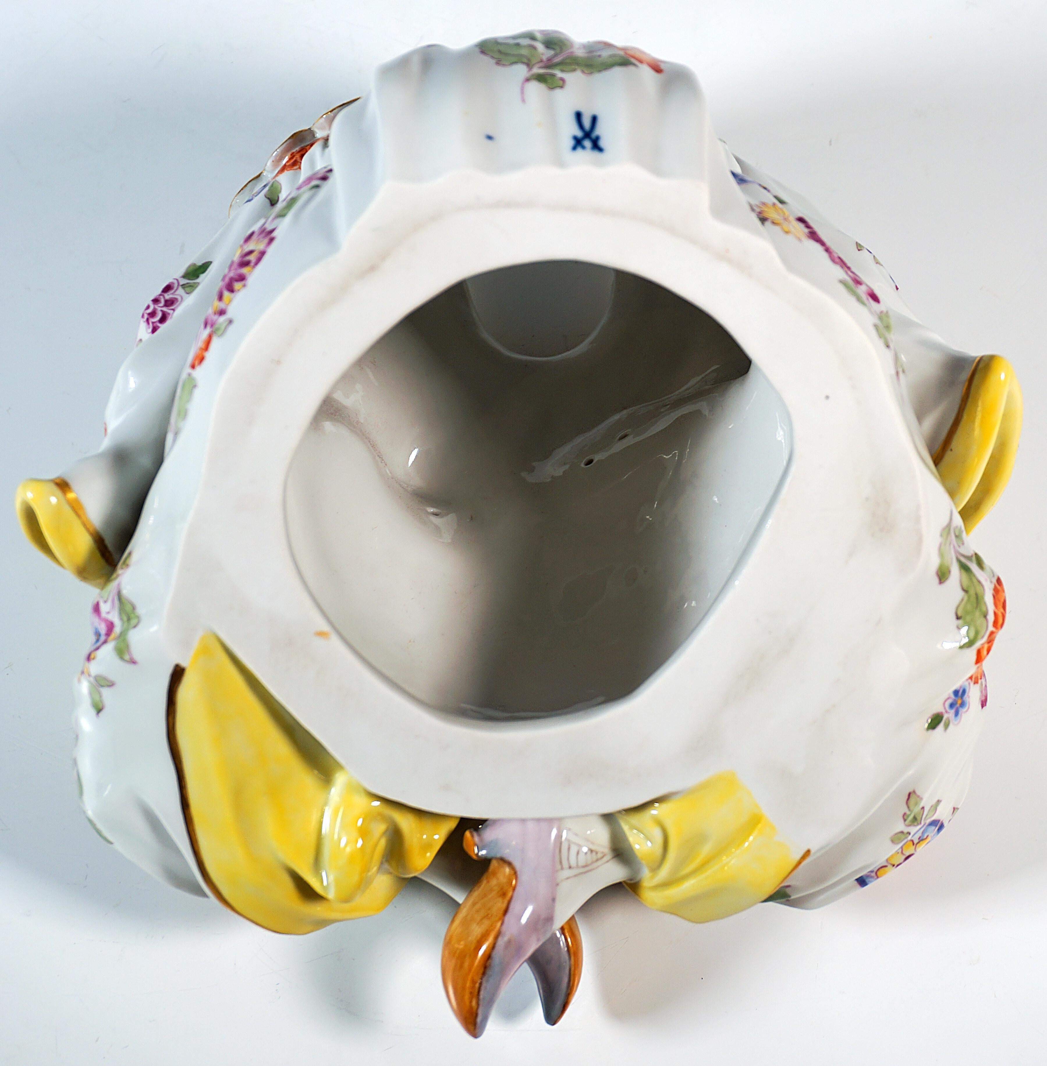 Milieu du XIXe siècle Bouddha assis en porcelaine de Meissen dans une pagode frétillante, par Kaendler, milieu du 20e siècle en vente