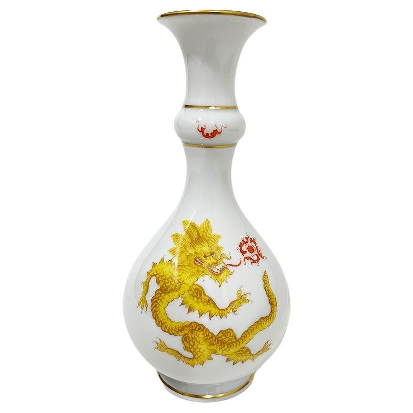 Petit vase à bouton en porcelaine de Meissen avec le motif du "dragon Ming". en vente