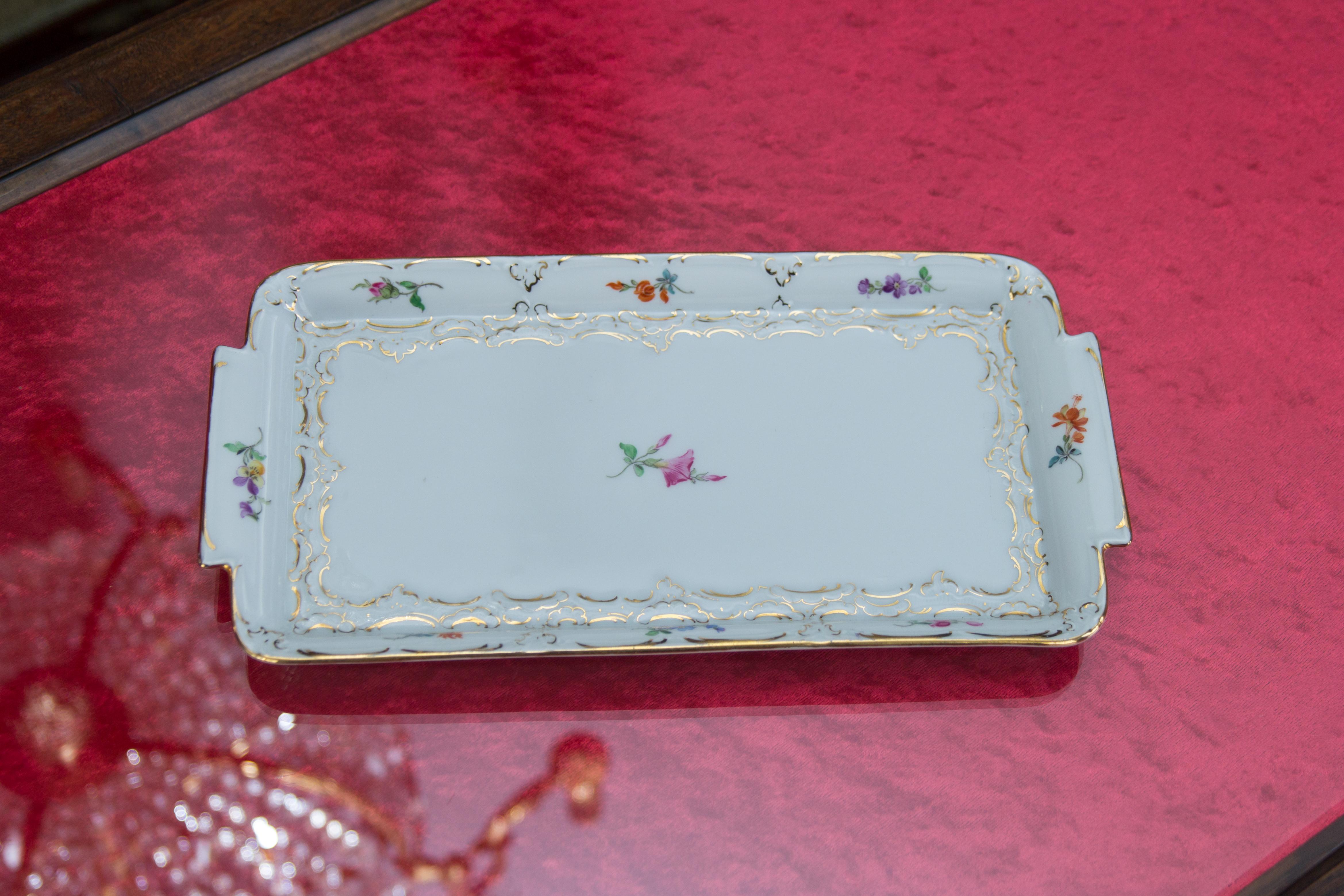 Meissener Porzellan Tablett mit floraler Malerei und Goldrand 6