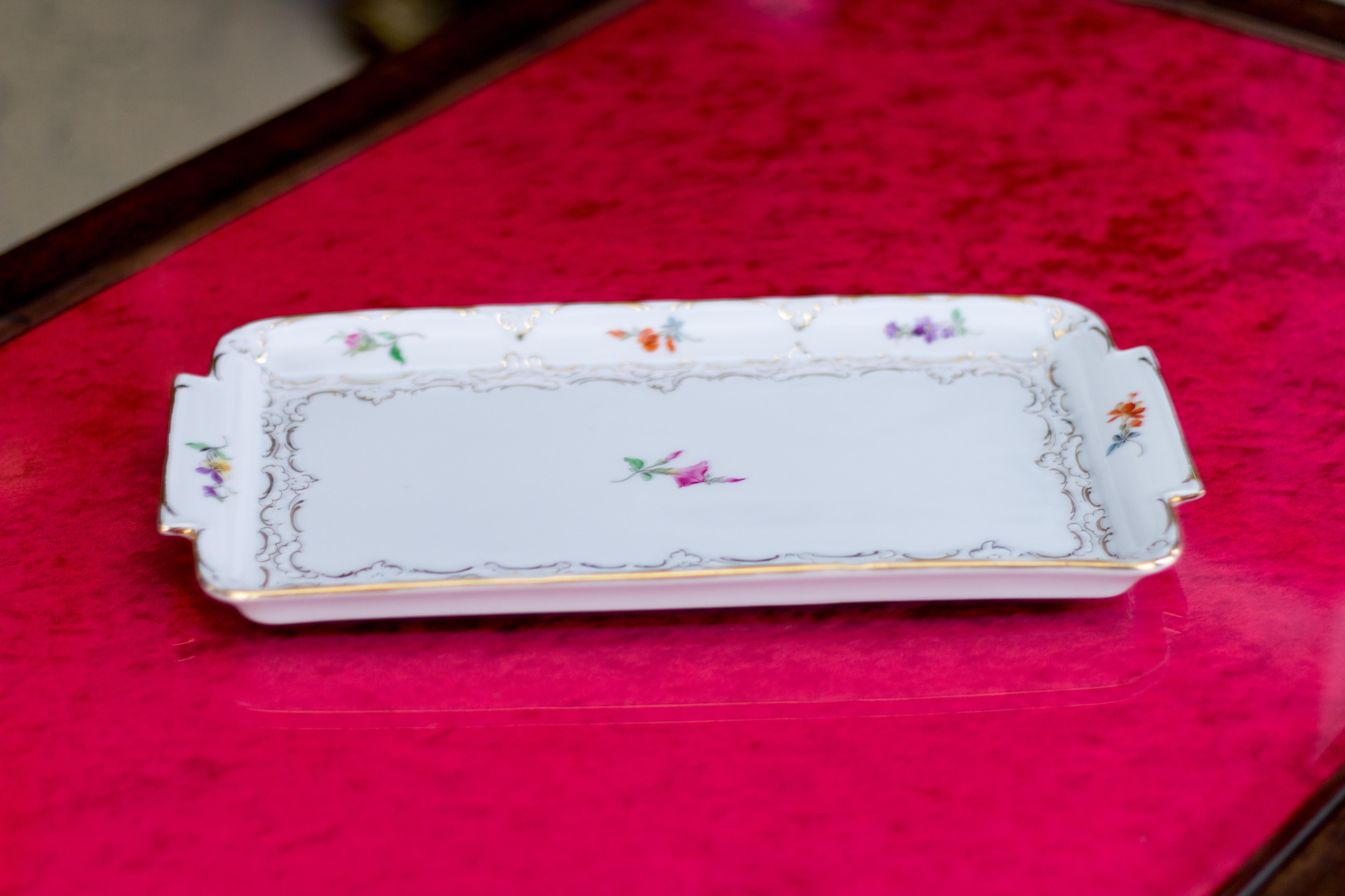 Meissener Porzellan Tablett mit floraler Malerei und Goldrand 8