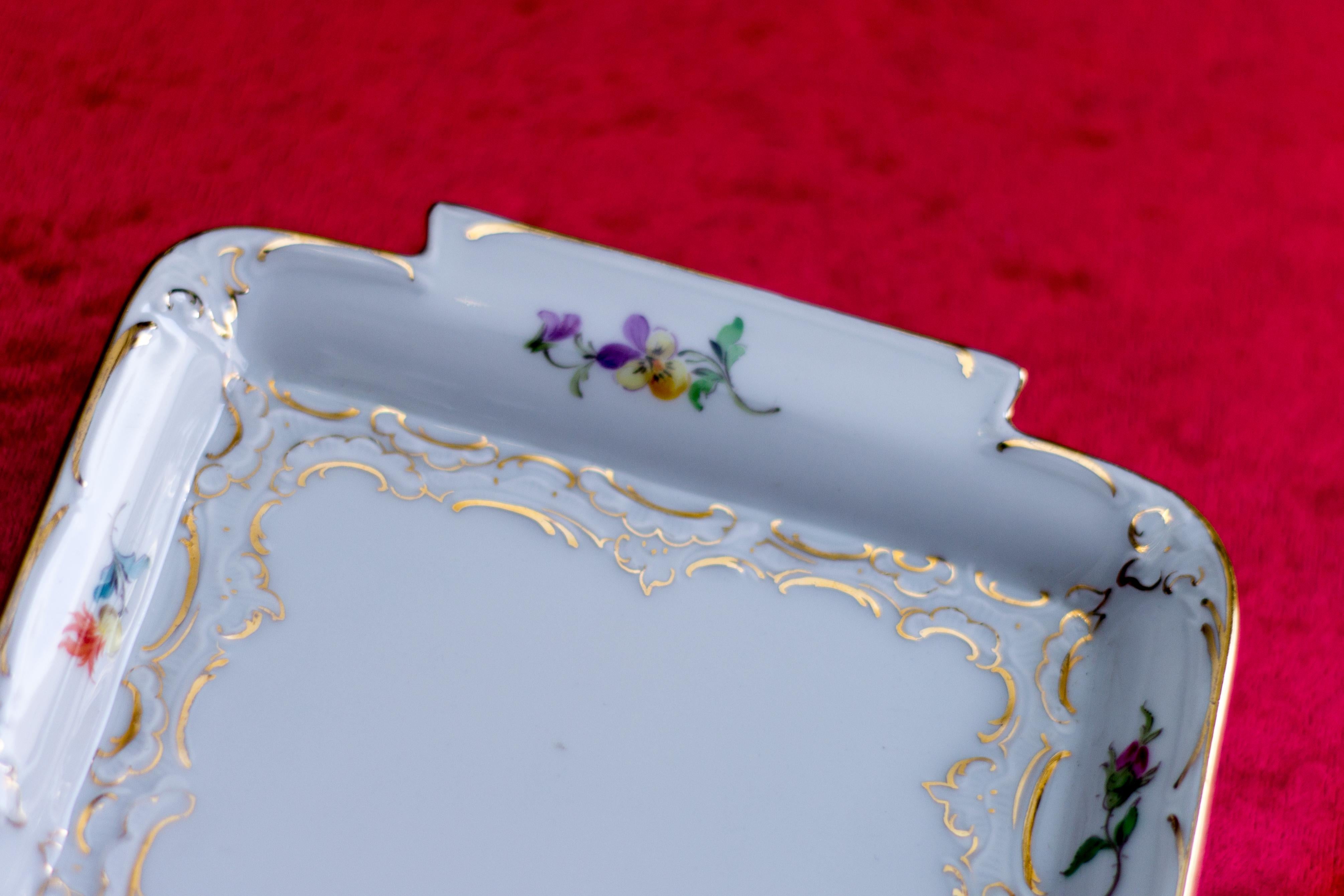 Meissener Porzellan Tablett mit floraler Malerei und Goldrand 13