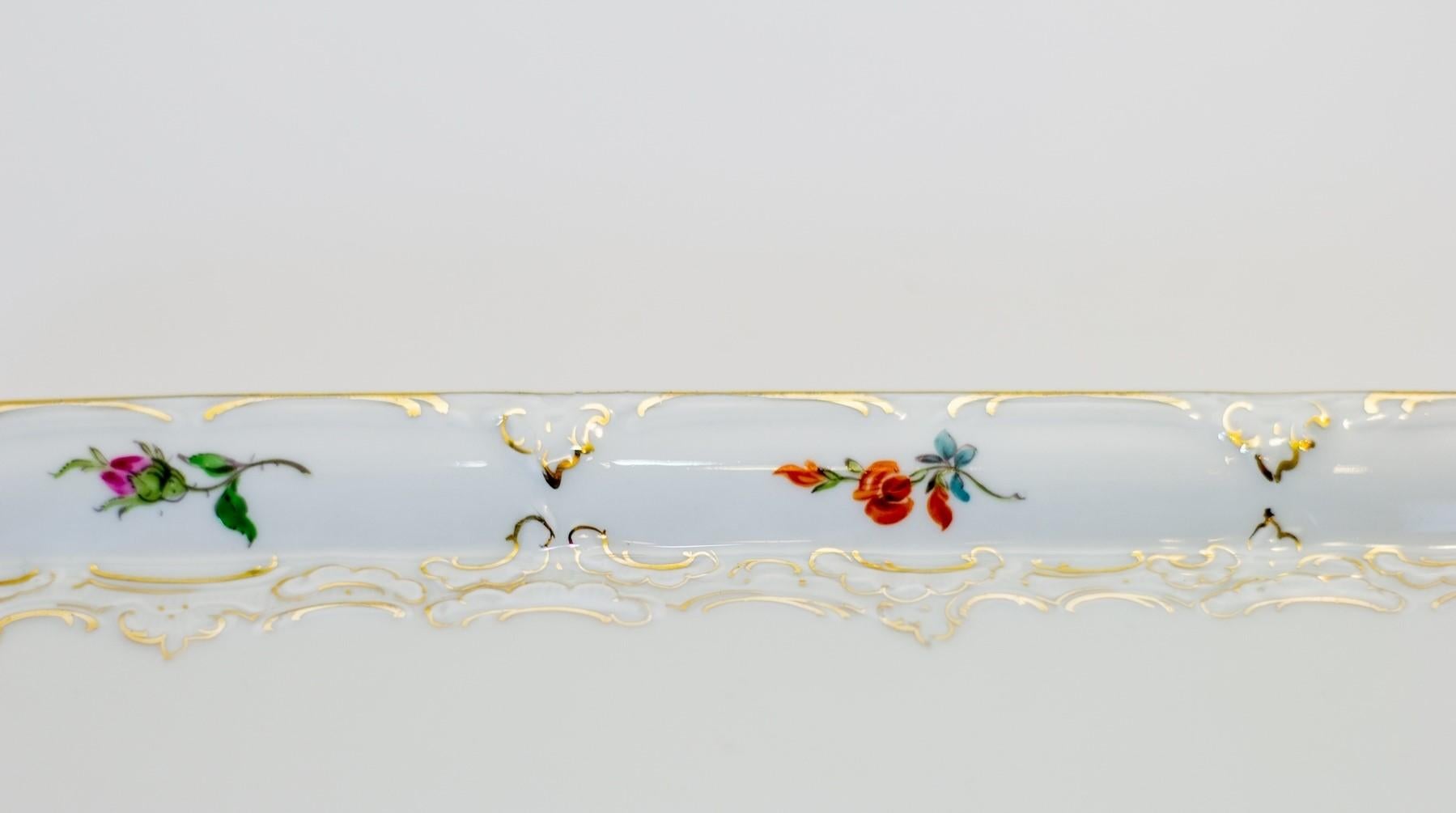 Meissener Porzellan Tablett mit floraler Malerei und Goldrand im Zustand „Gut“ in Barntrup, DE