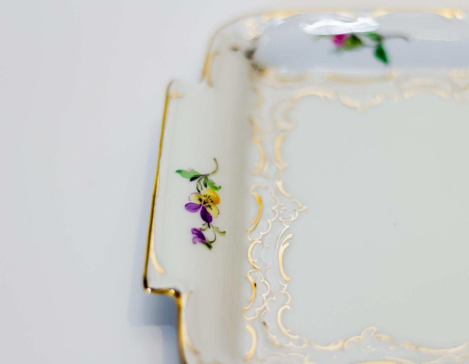 Meissener Porzellan Tablett mit floraler Malerei und Goldrand 2