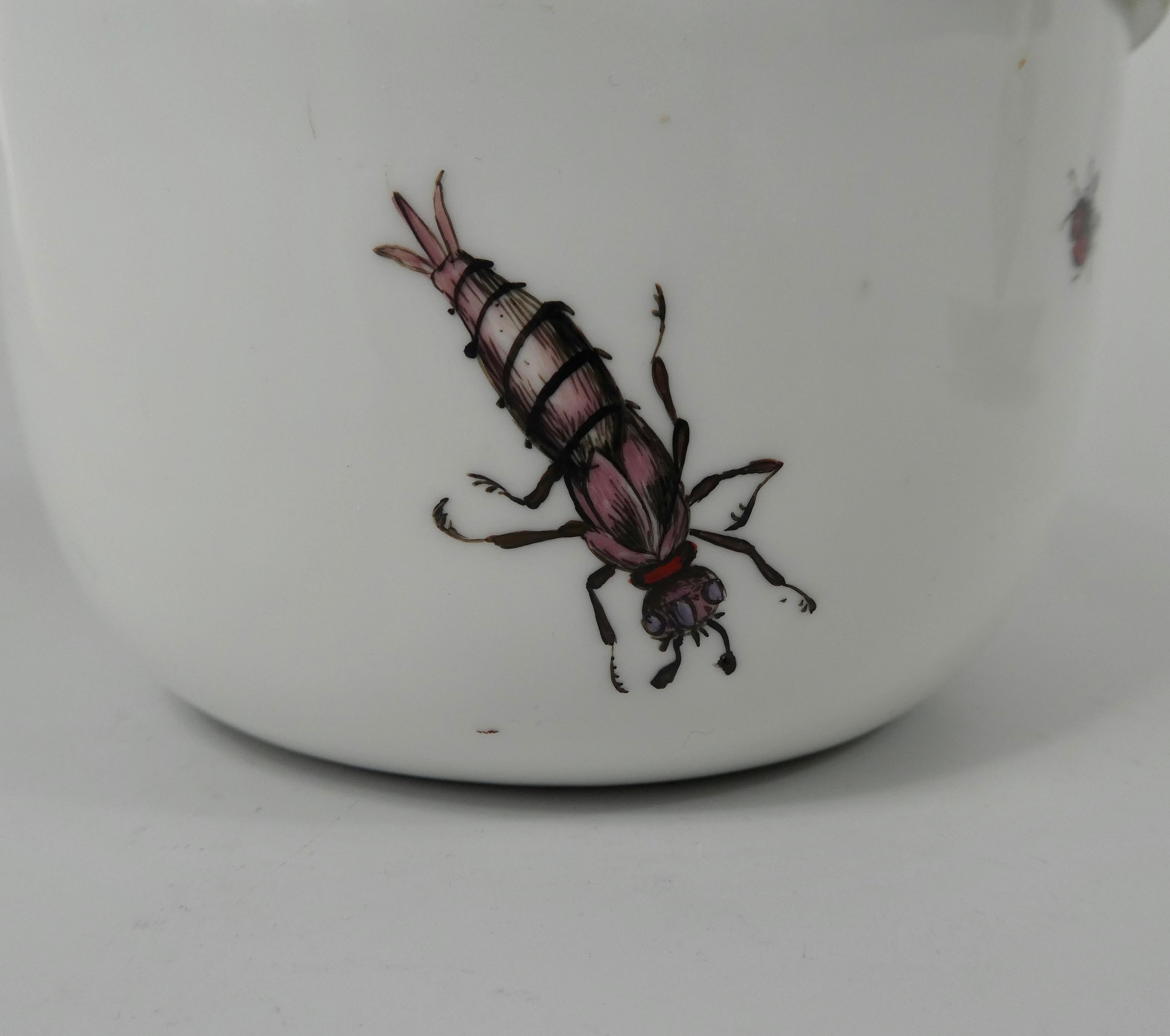 Sucrier et couvercle en porcelaine de Meissen:: peint d'insectes:: vers 1740 3