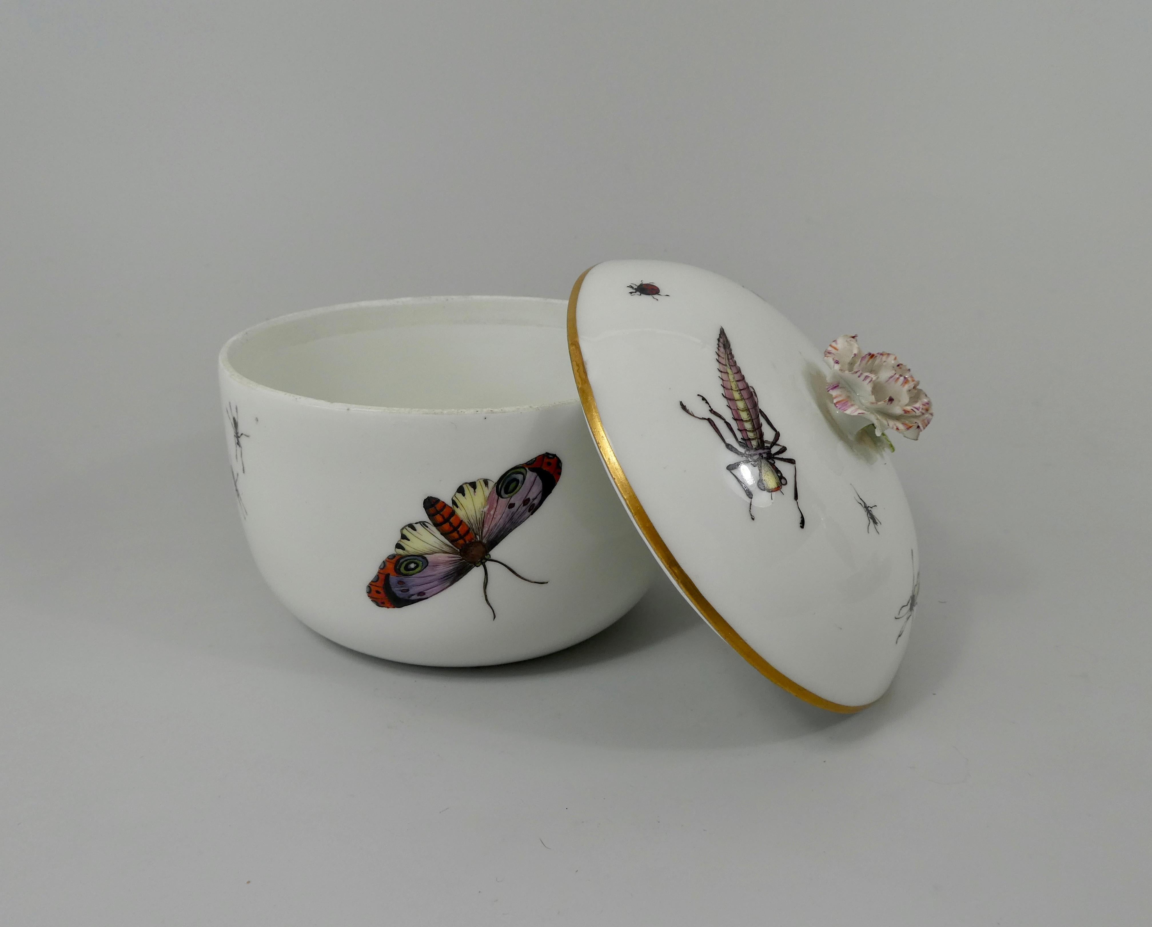 Sucrier et couvercle en porcelaine de Meissen:: peint d'insectes:: vers 1740 7