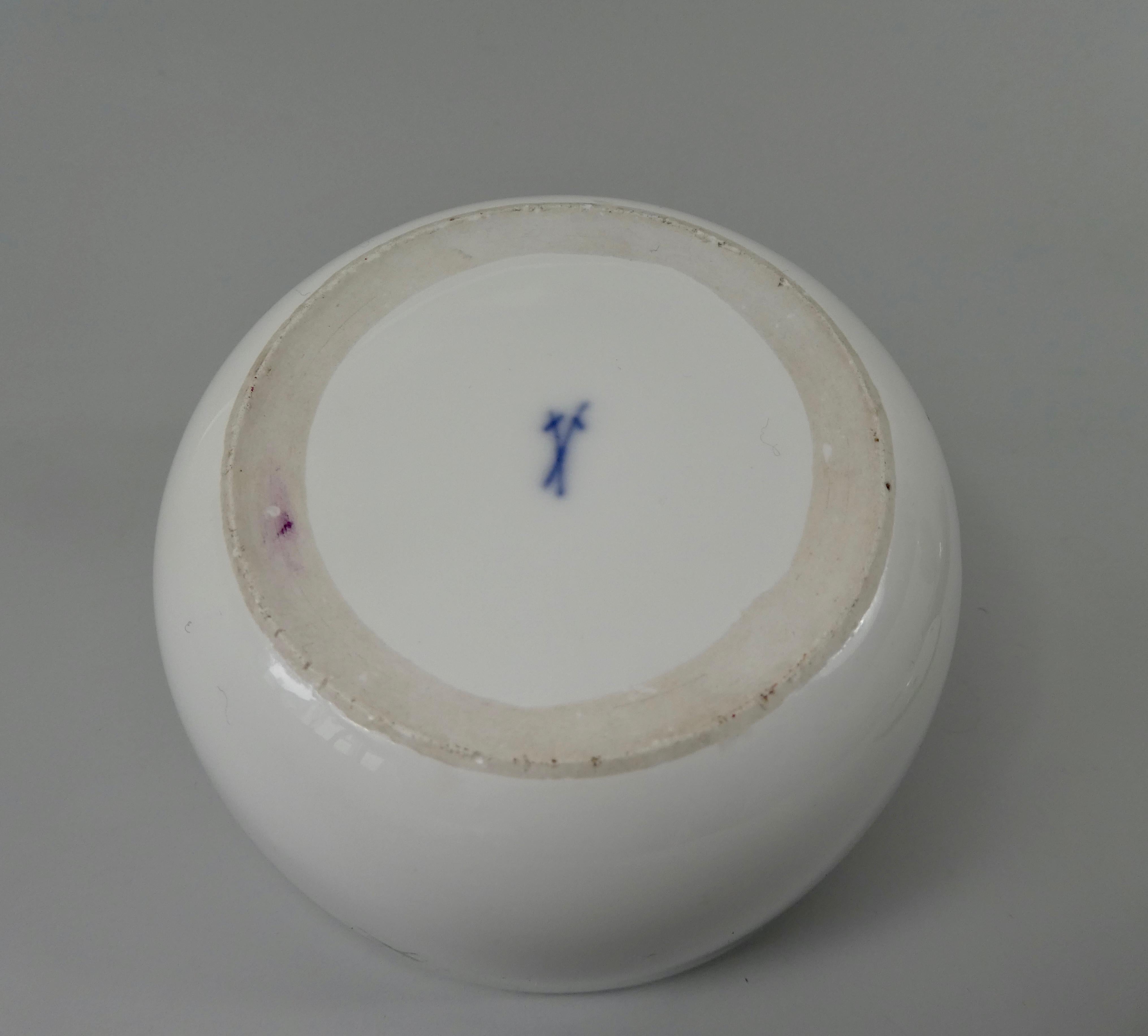 Sucrier et couvercle en porcelaine de Meissen:: peint d'insectes:: vers 1740 8