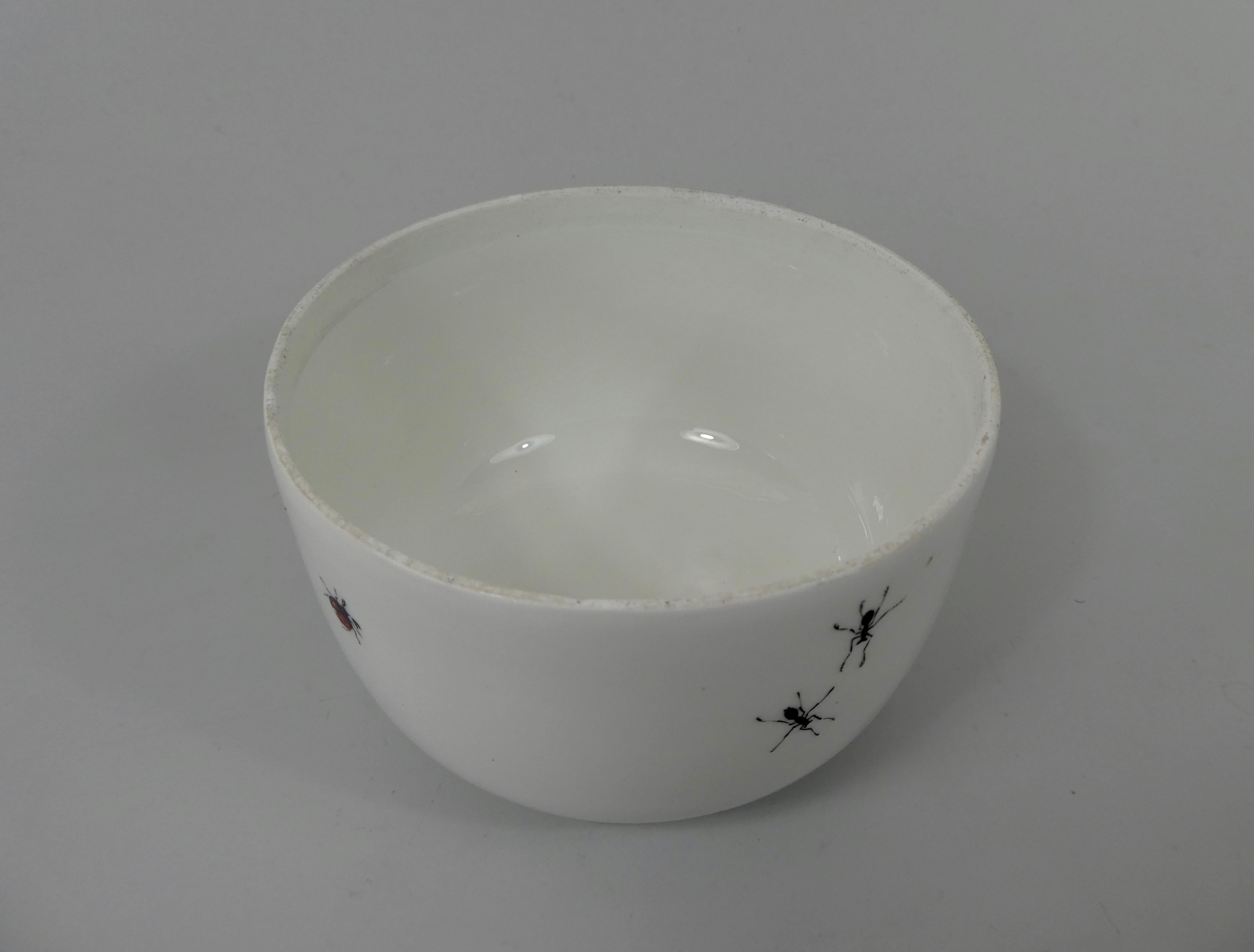Sucrier et couvercle en porcelaine de Meissen:: peint d'insectes:: vers 1740 1