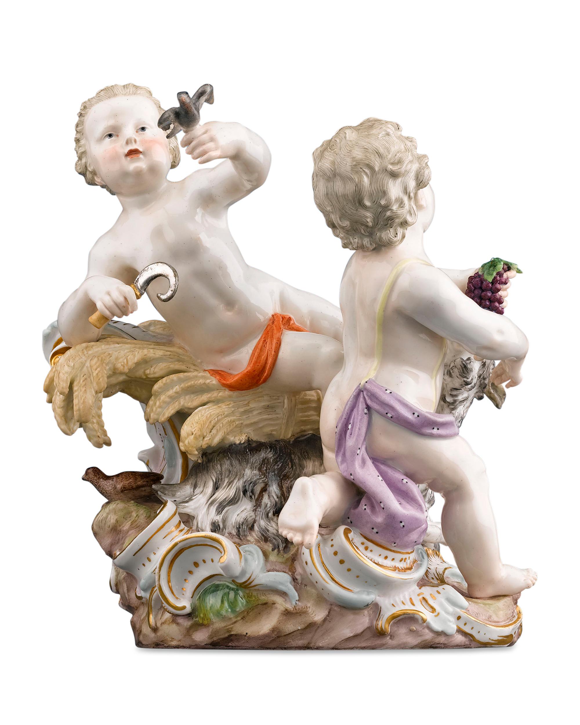 Cette magnifique figurine en porcelaine de Meissen, intitulée Été et Automne, fait partie de la célèbre série des Saisons. Les putti reposent sur une base en forme de Rocaille et tiennent des représentations de leurs saisons respectives : L'automne