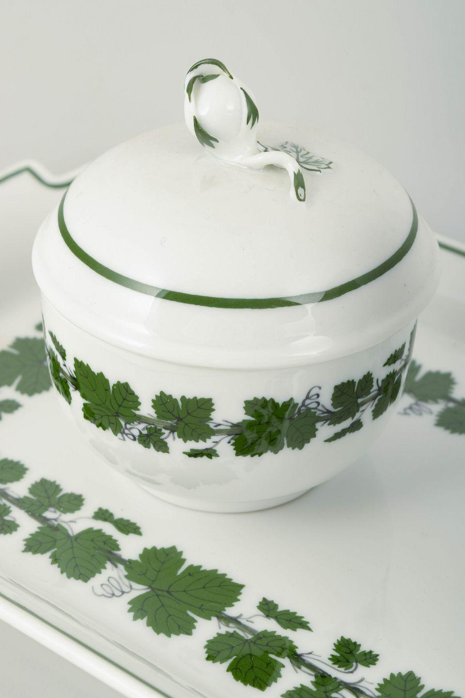 Allemand Meissen, porcelain tray with cream jug and sugar bowl, Vine-Leaf Pattern en vente