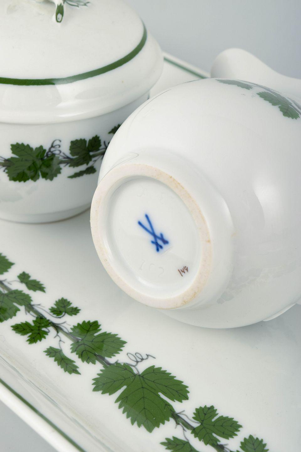 Vernissé Meissen, porcelain tray with cream jug and sugar bowl, Vine-Leaf Pattern en vente