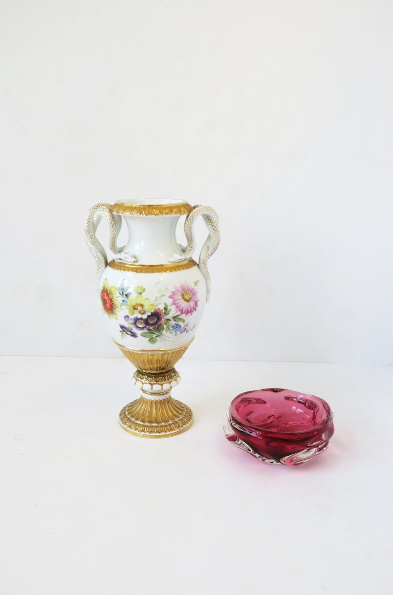 Meissen Porcelain Urn Snake Handles Amphora White and Gold  In Good Condition For Sale In New York, NY